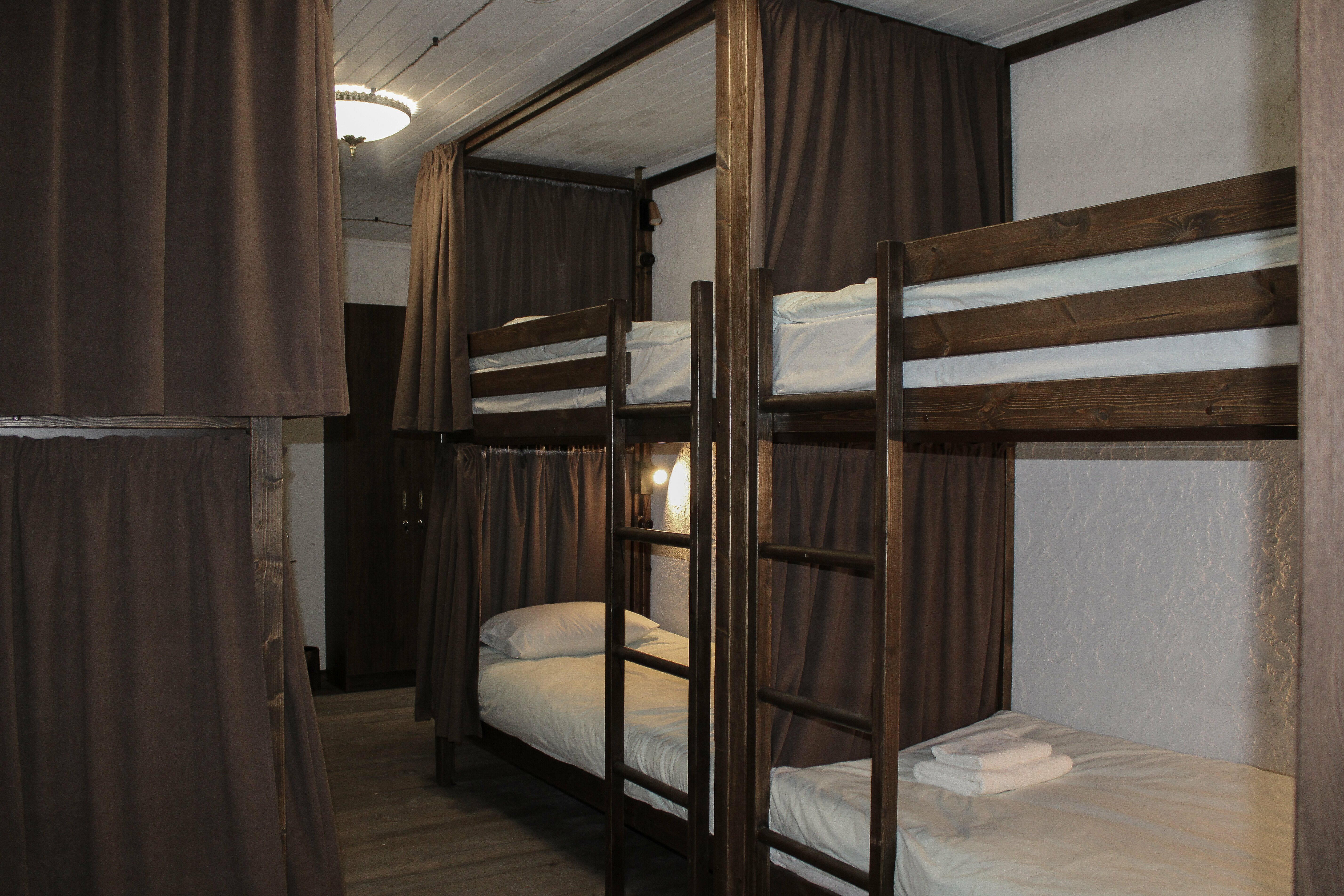 Общий номер для мужчин и женщин с 8 кроватями