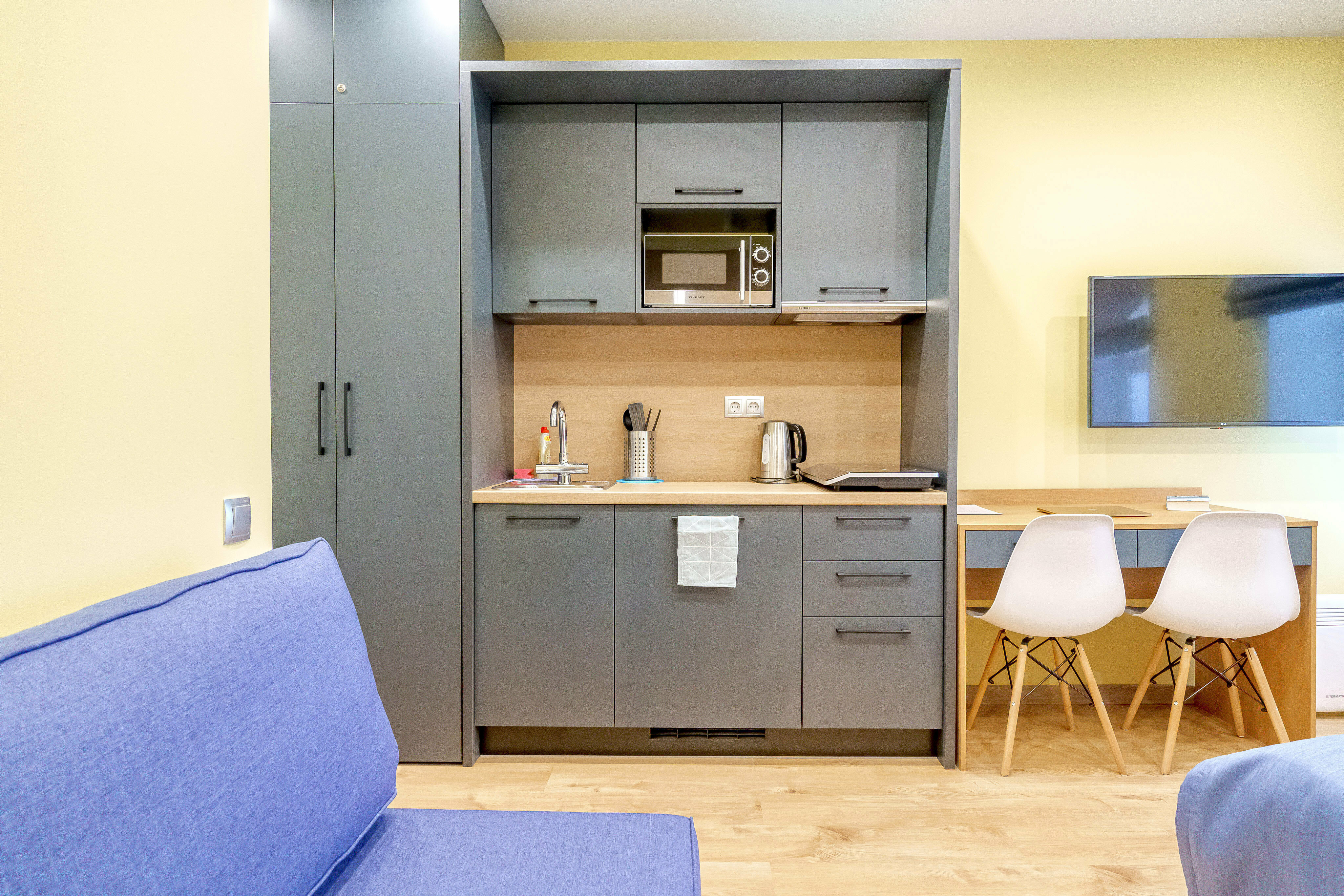 Номер с кроватью и диваном