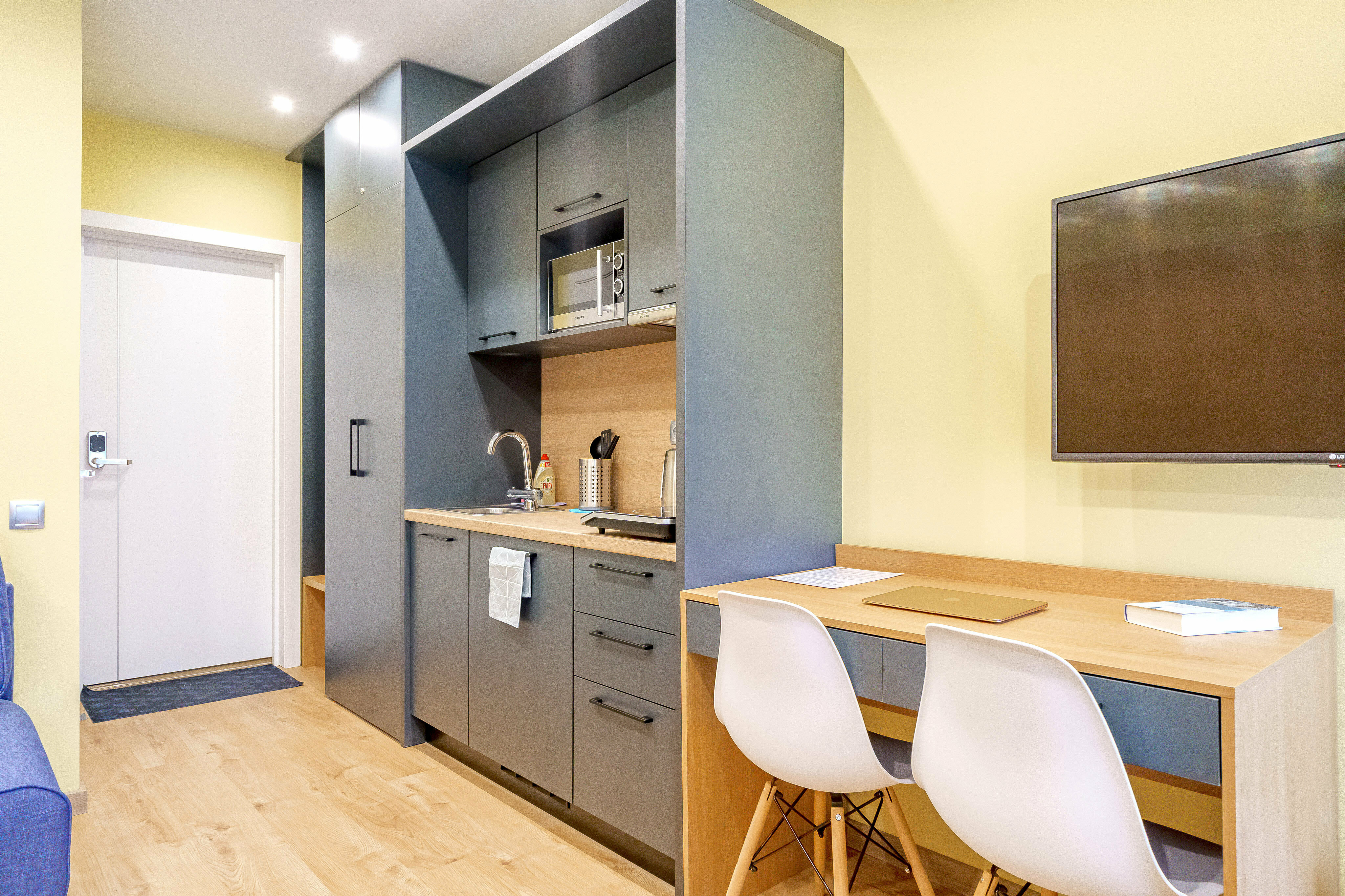 Номер с кроватью и диваном