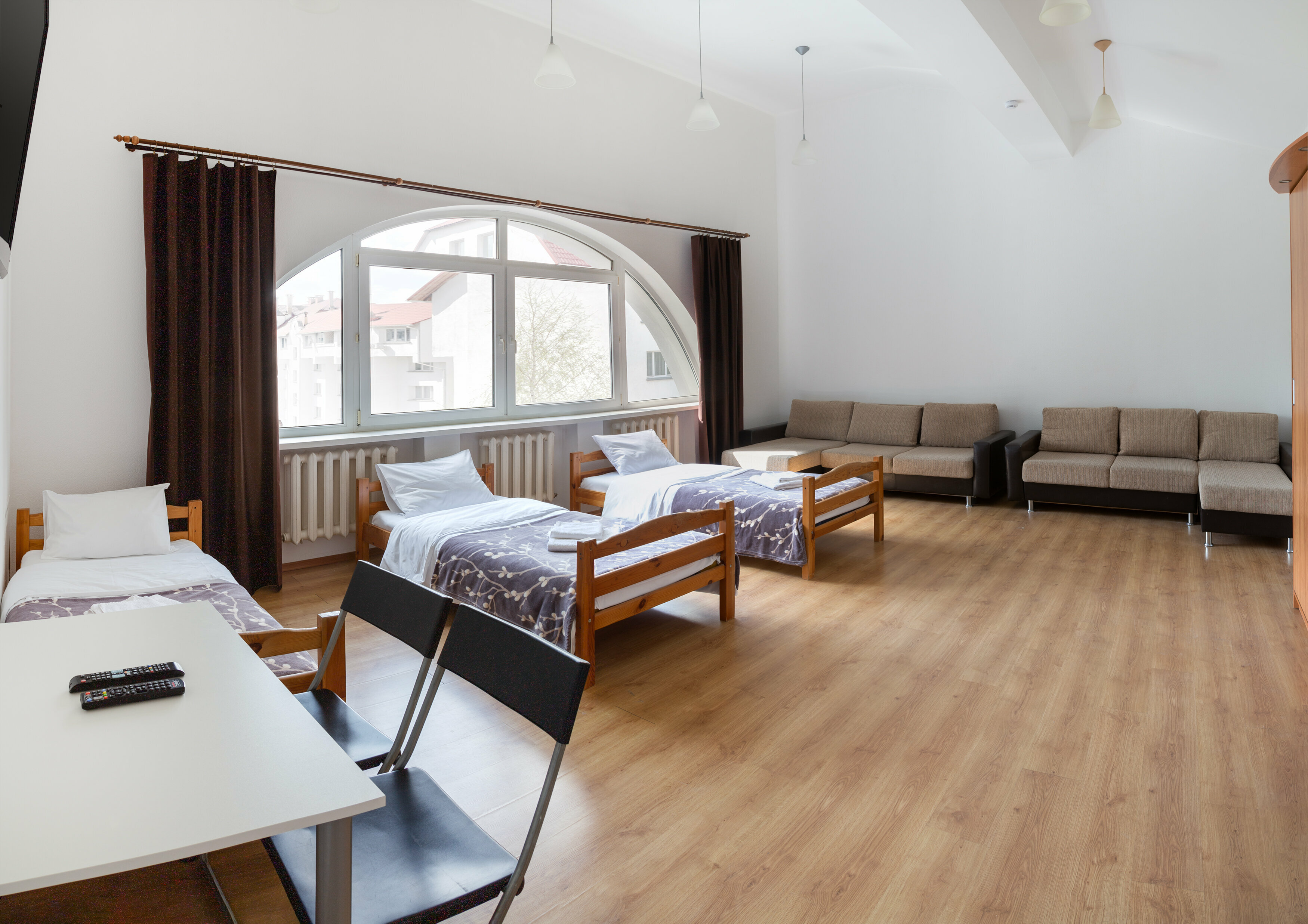 Восьмиместный номер с общей ванной комнатой