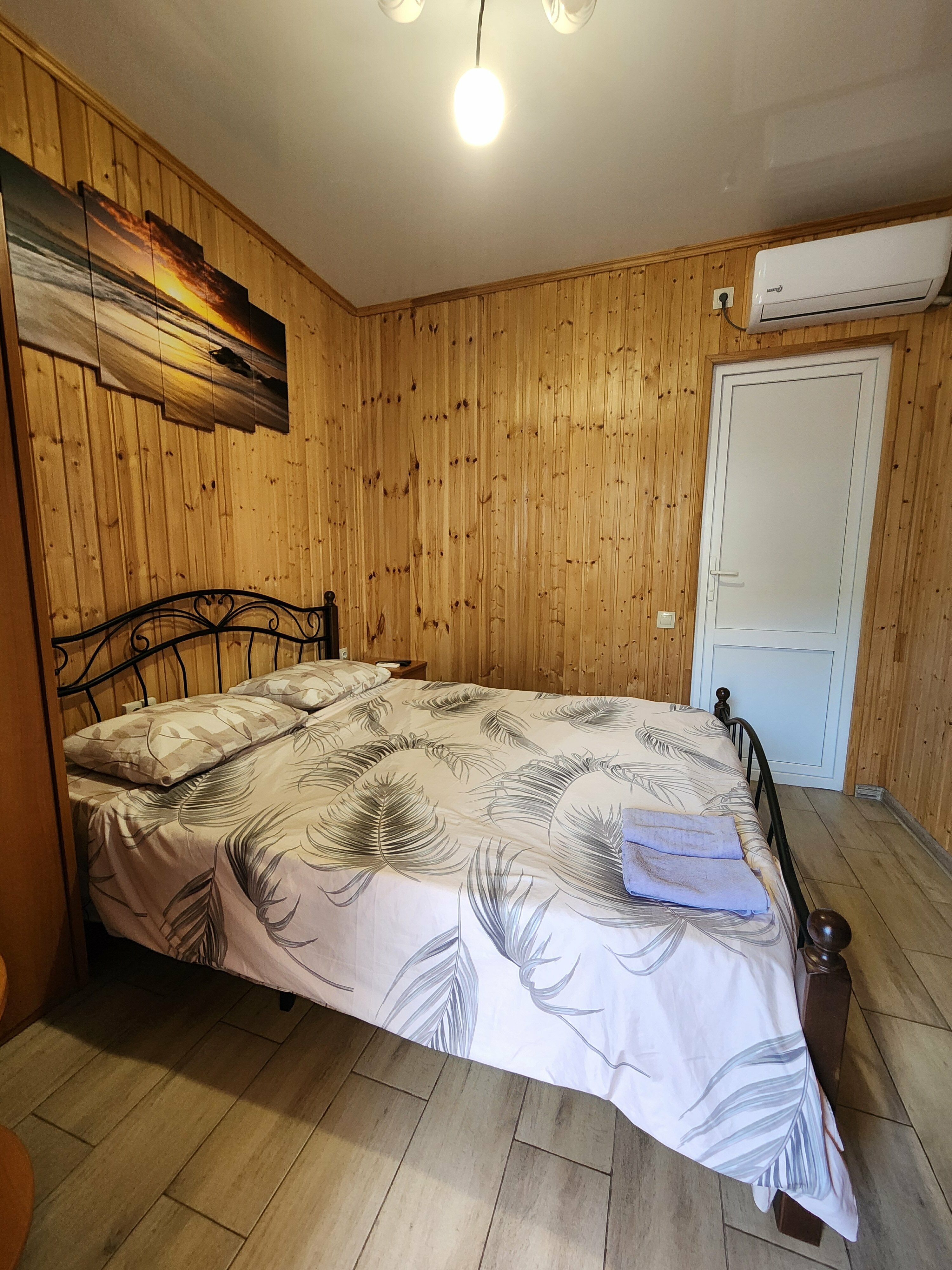 Двухместный номер с двуспальной кроватью и дополнительной кроватью