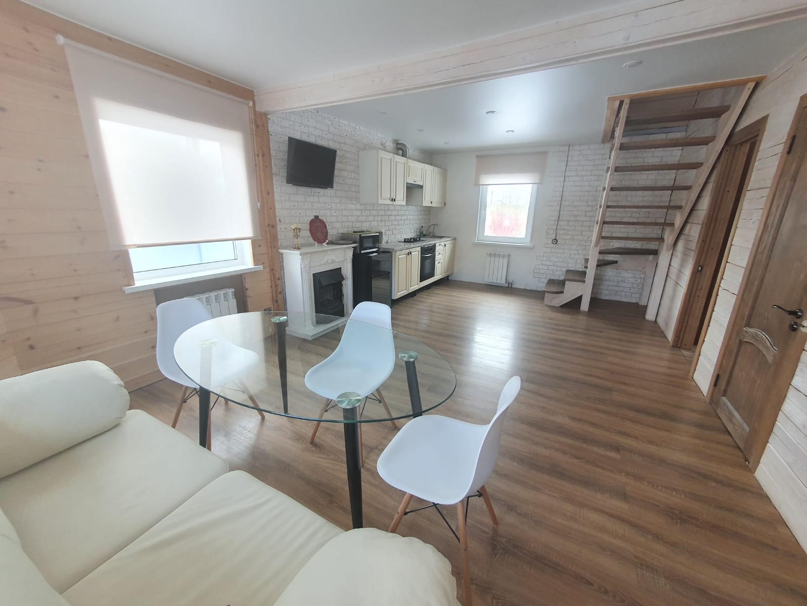 Дом с гостиной - кухней и 3 спальнями (с ванной)