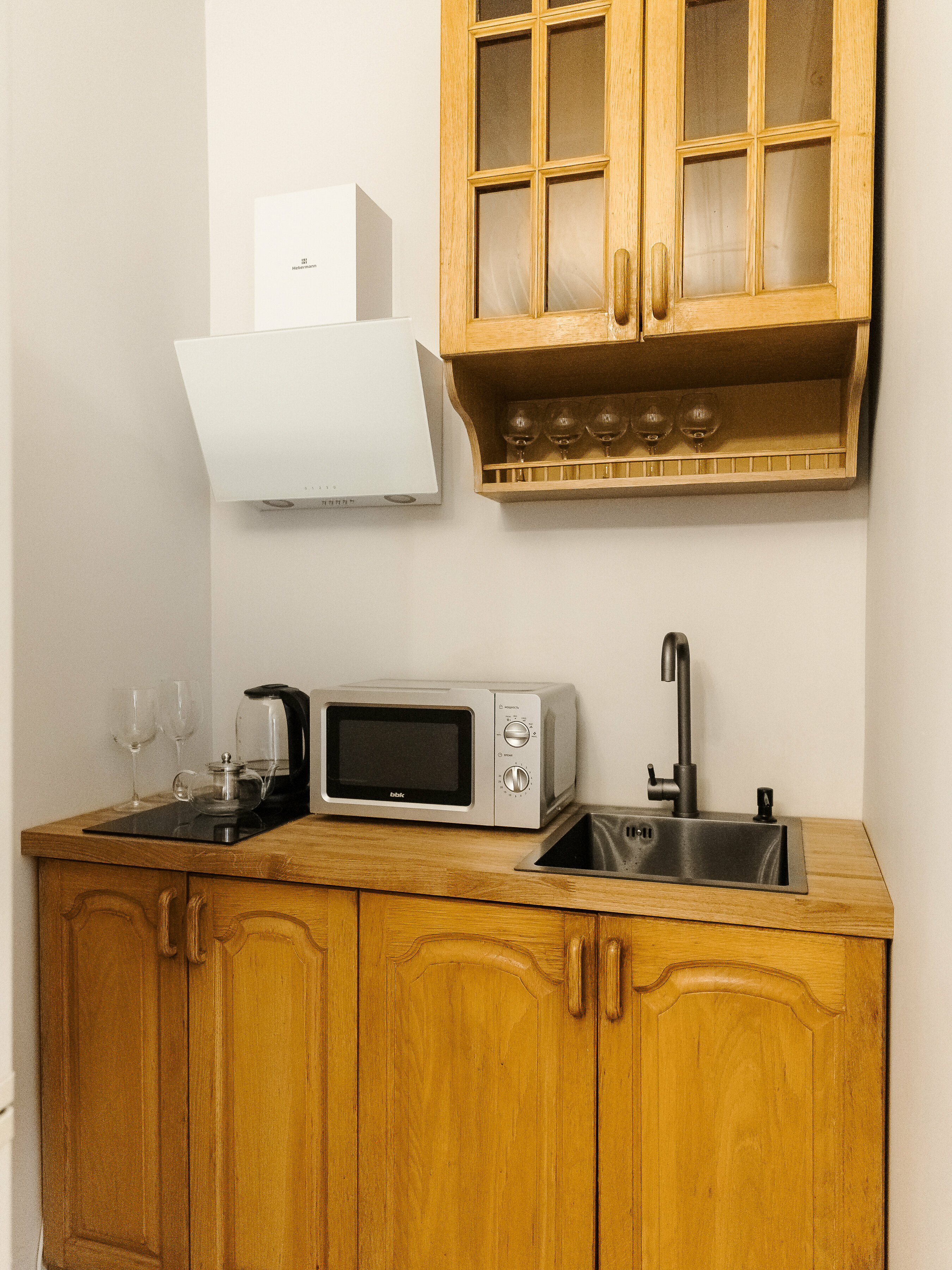 Уютный маленький одноместный номер с новым ремонтом, большой кроватью  и индивидуальной ванной комнатой в 1 метре от номера