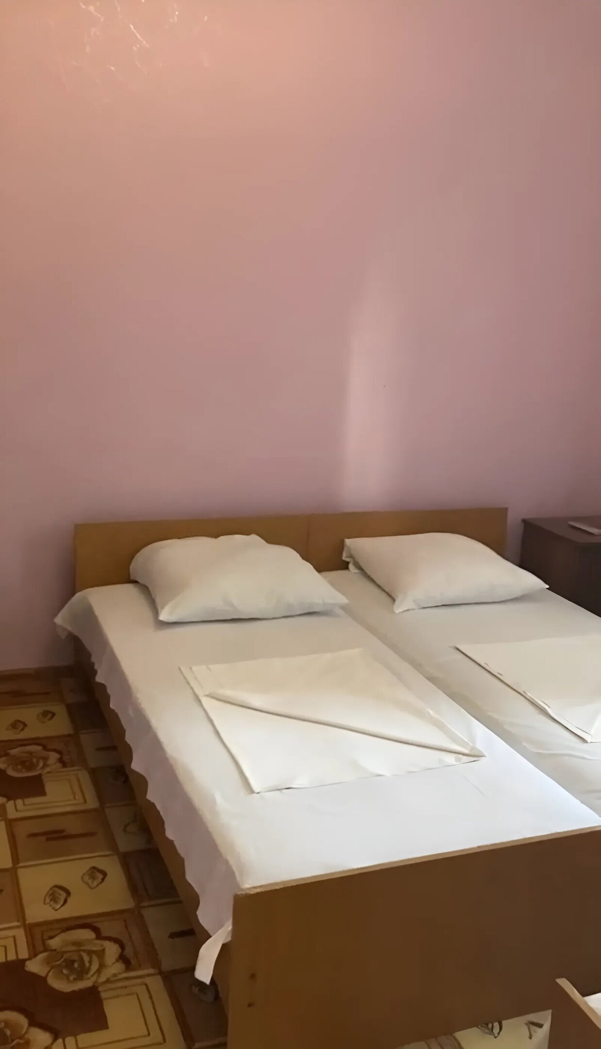 Трехместный номер эконом-класса с общей ванной комнатой