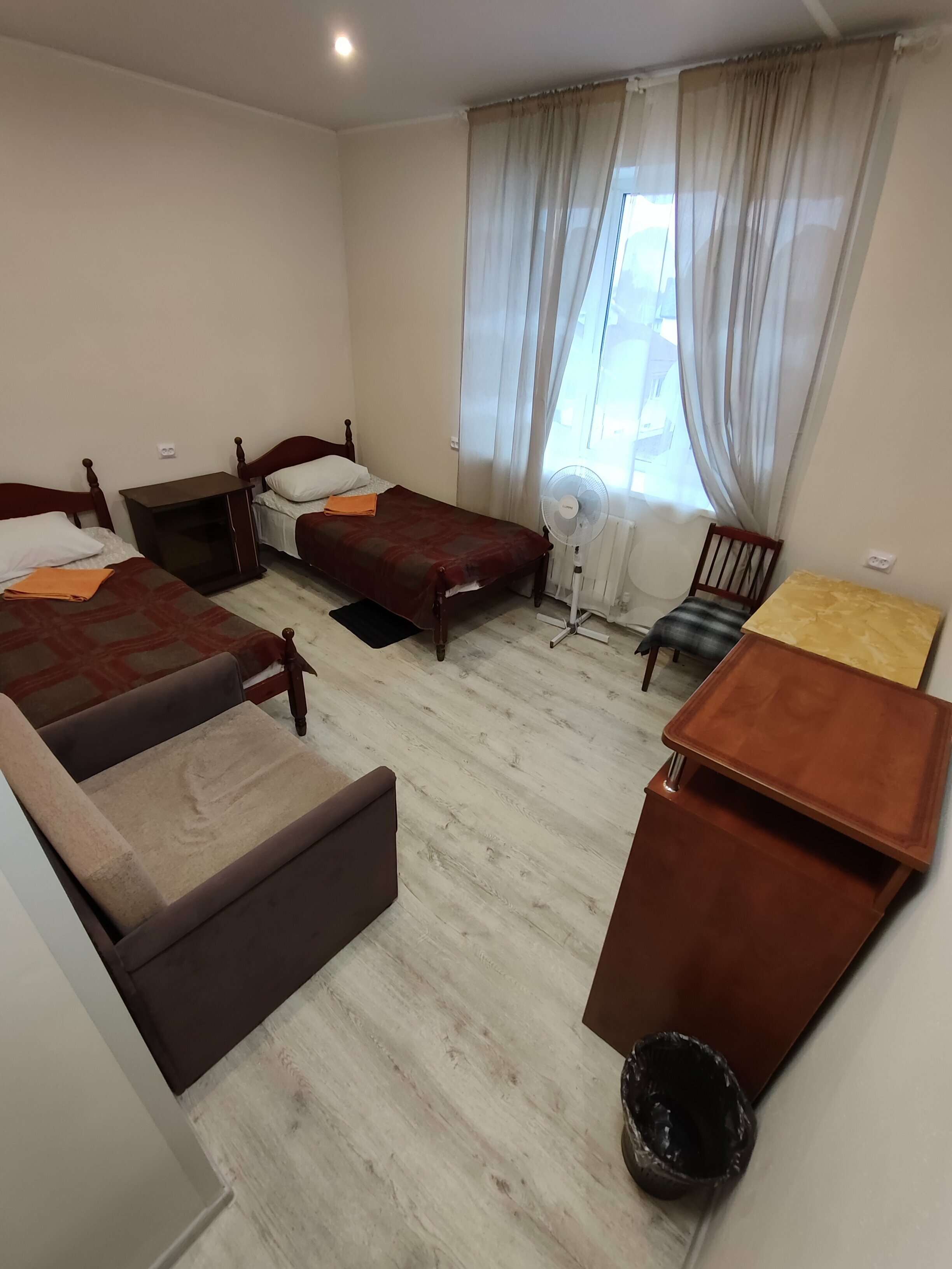 "Окно в Саблино", комната, эконом, трехместная, односпальные кровати + кресло-кровать, Wi-Fi, удобства на 5 комнат, 15 кв/м, 2 этаж