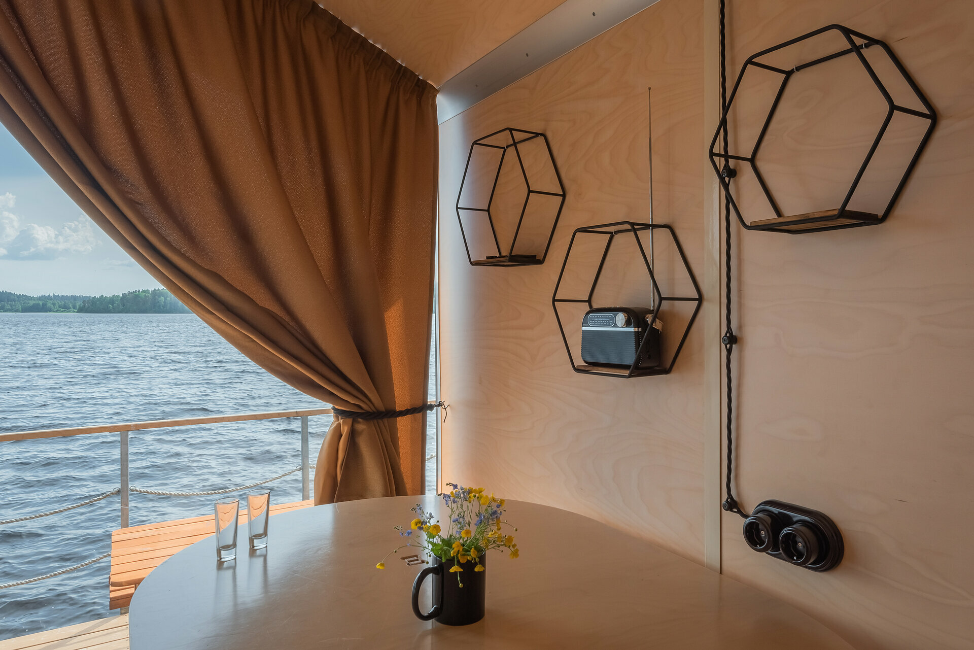 Хаусбот на воде двухкомнатный