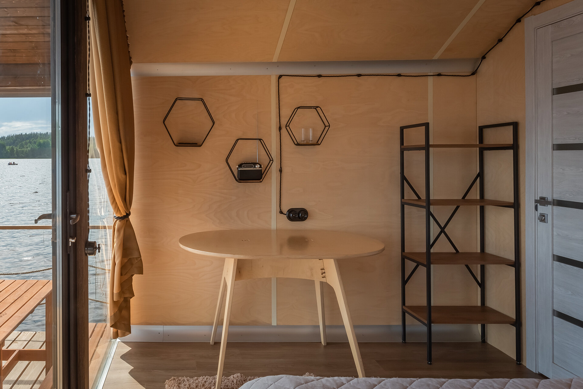 Хаусбот на воде двухкомнатный