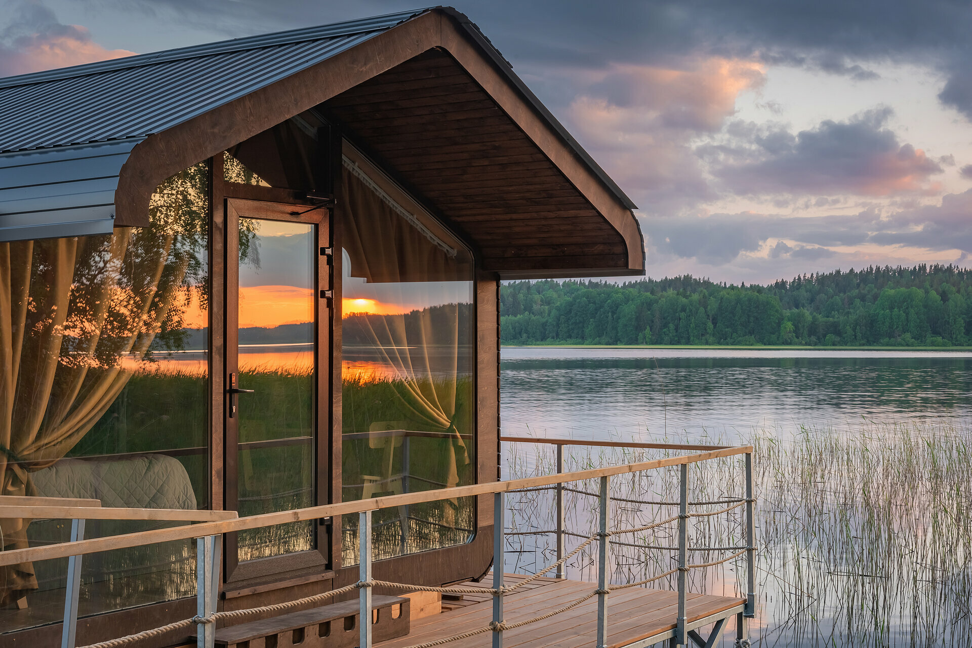 Хаусбот на воде двухкомнатный