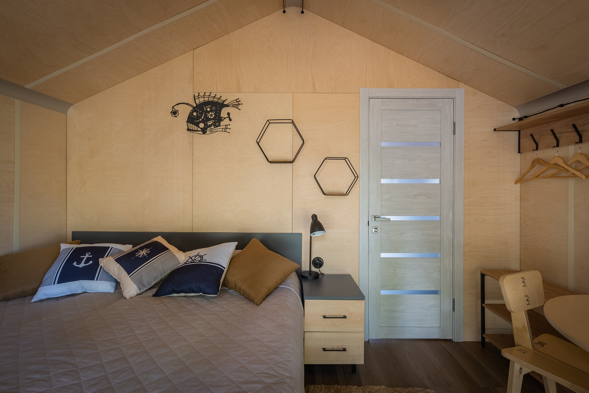 Хаусбот на воде двухкомнатный