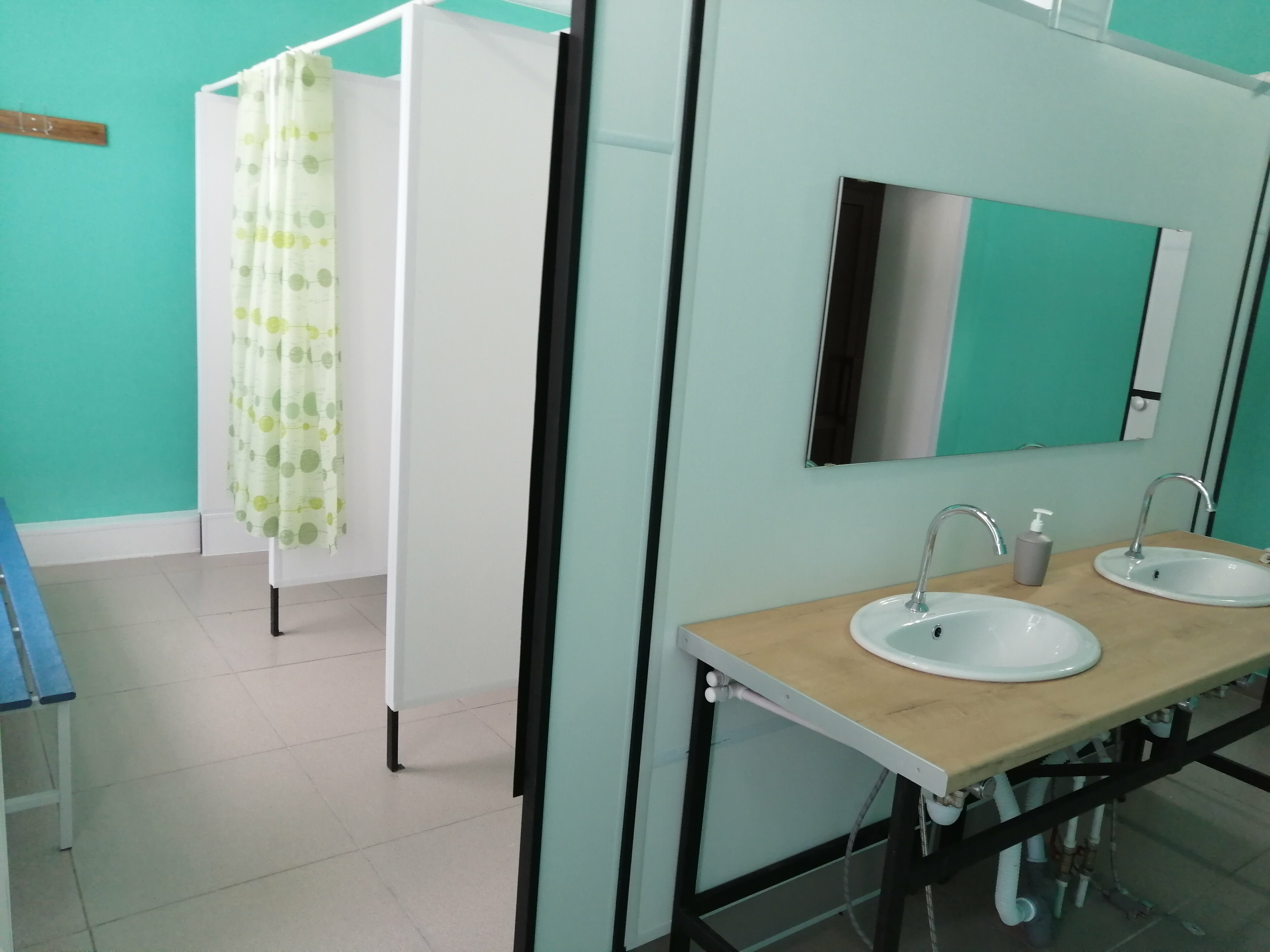 Двухместный номер с 2 отдельными кроватями и общим туалетом