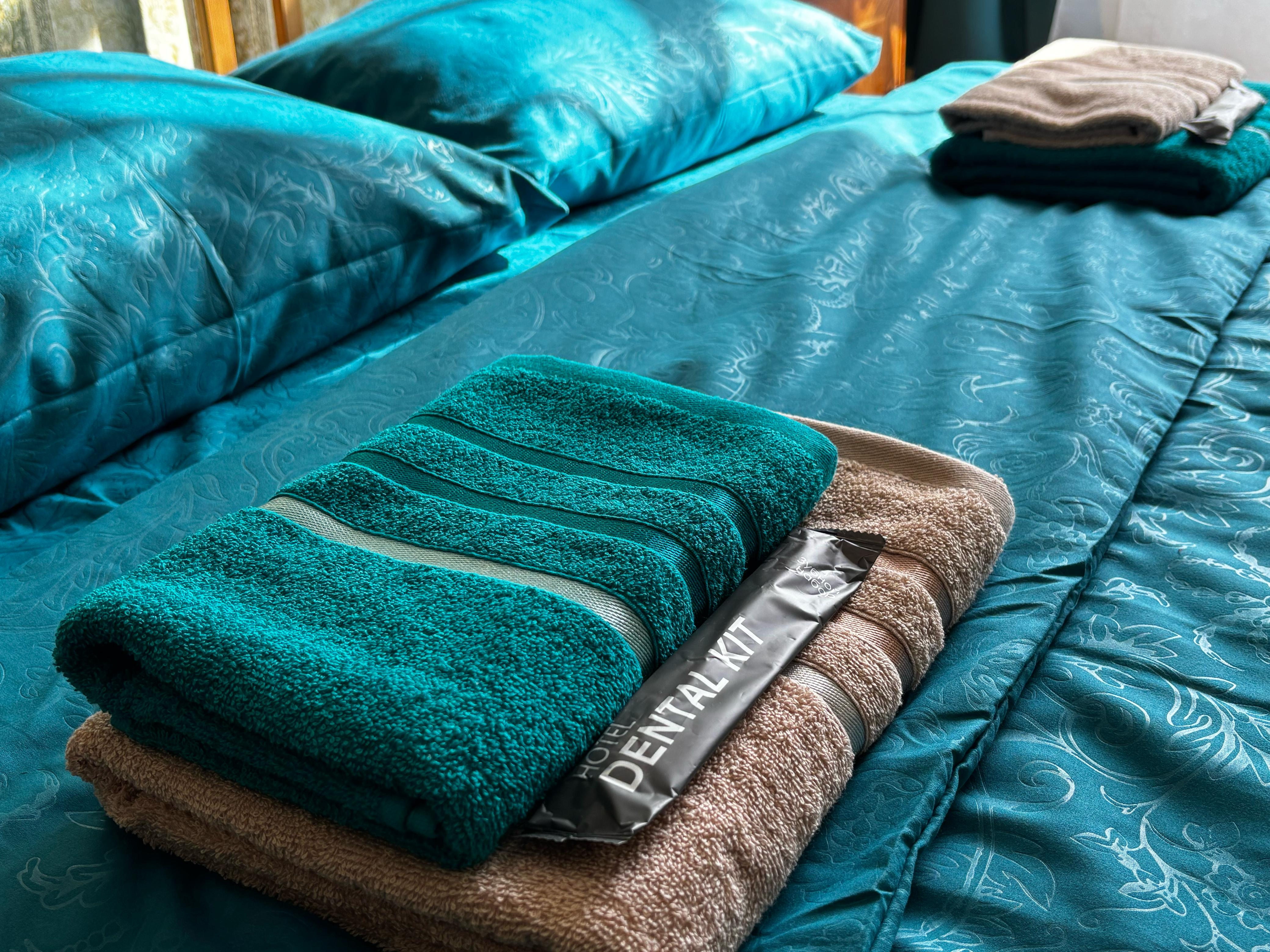 Двухместный номер с двуспальной кроватью и дополнительным спальным местом (общая ванная)