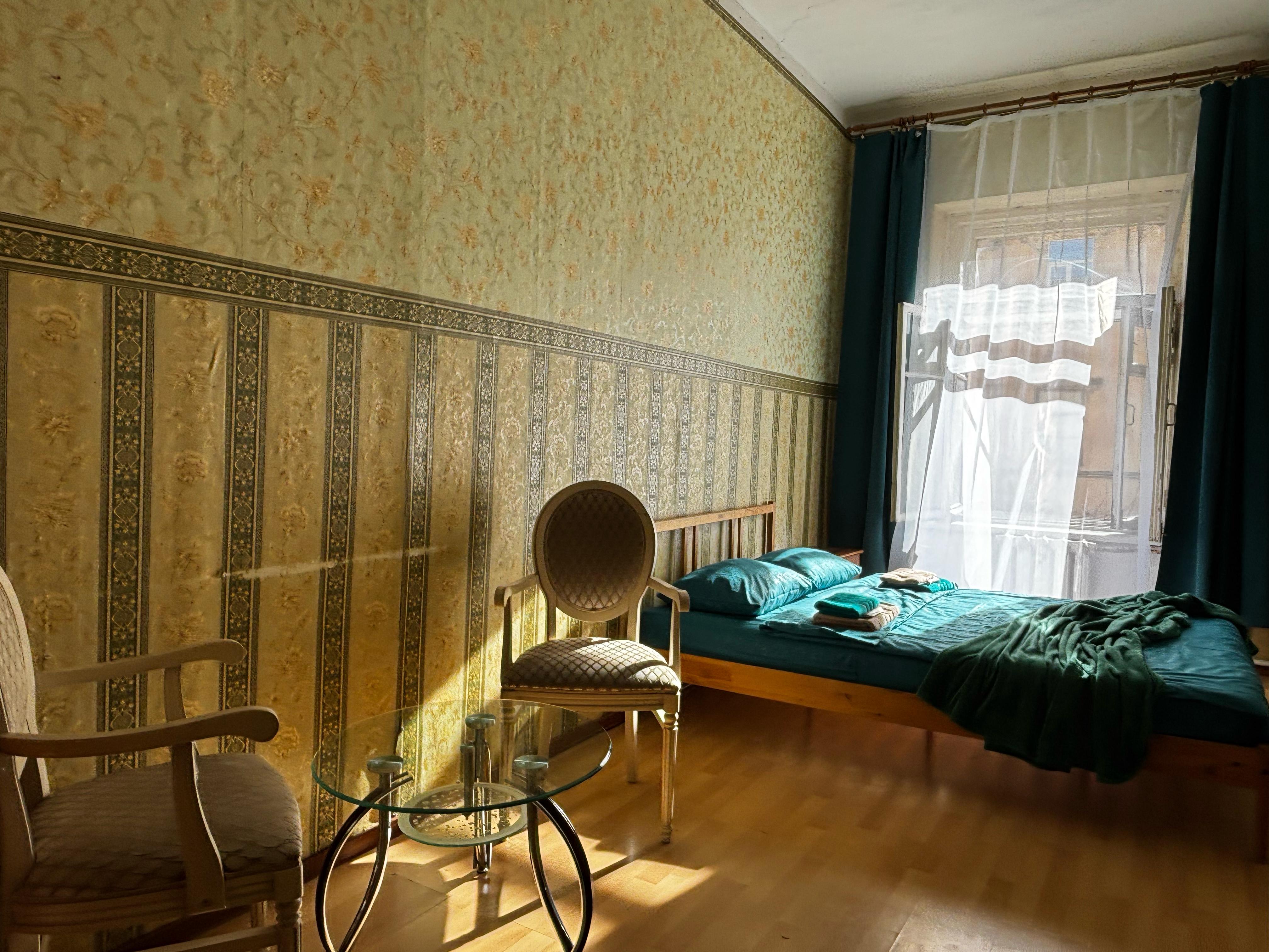 Двухместный номер с двуспальной кроватью и дополнительным спальным местом (общая ванная)