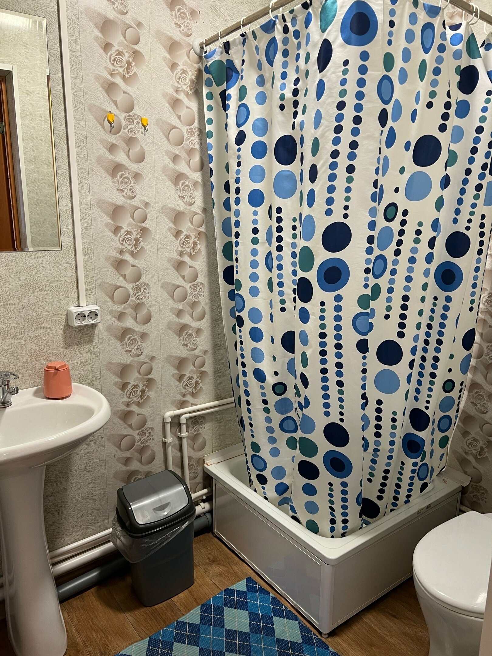 Номер в отдаленном корпусе с удобствами (80м. от основной территории)