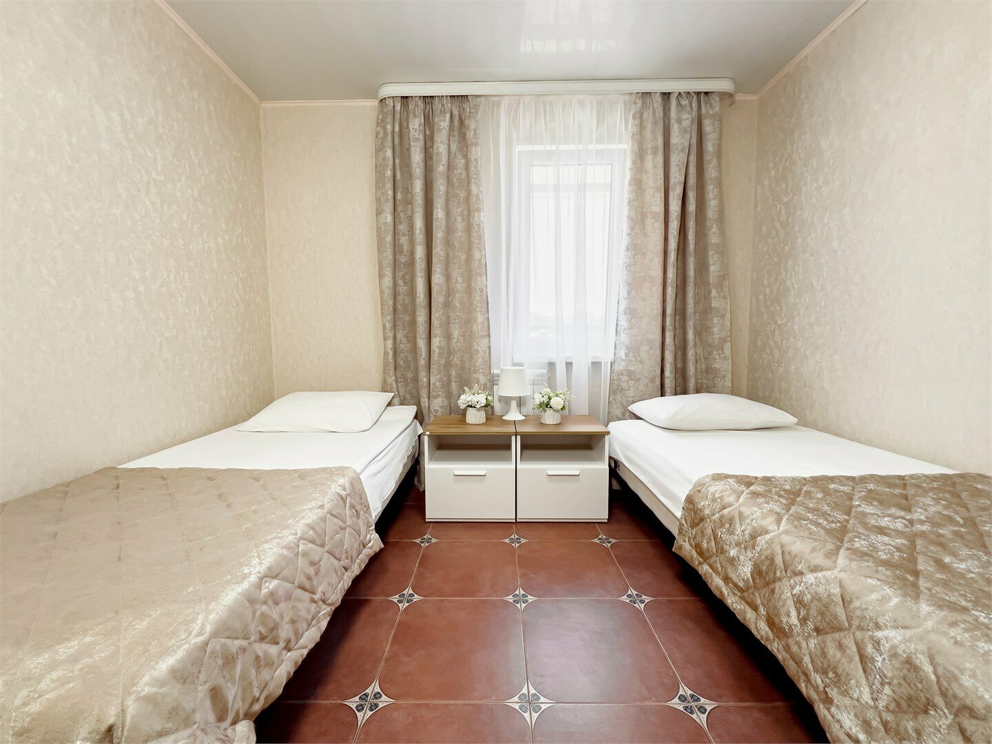 Бюджетный номер на 4 этаже с общей ванной комнатой