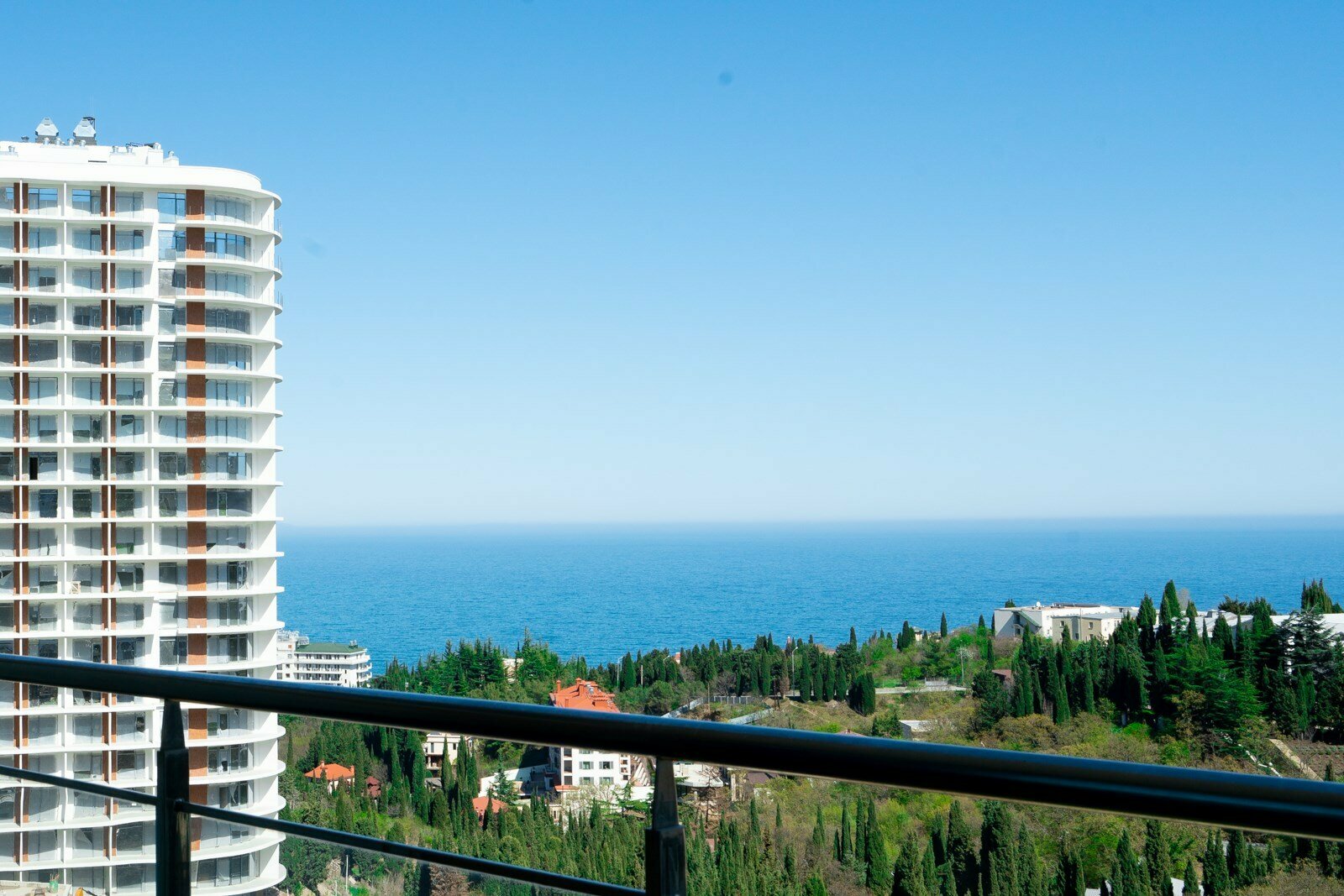 Дизайнерская студия LS-HI-TECH EMOTION светлые эмоции лета в Алуште - вид на море со 2 этажа