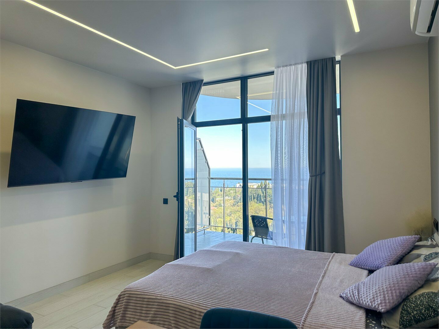 Дизайнерская студия LS-HI-TECH EMOTION светлые эмоции лета в Алуште - вид на море со 2 этажа