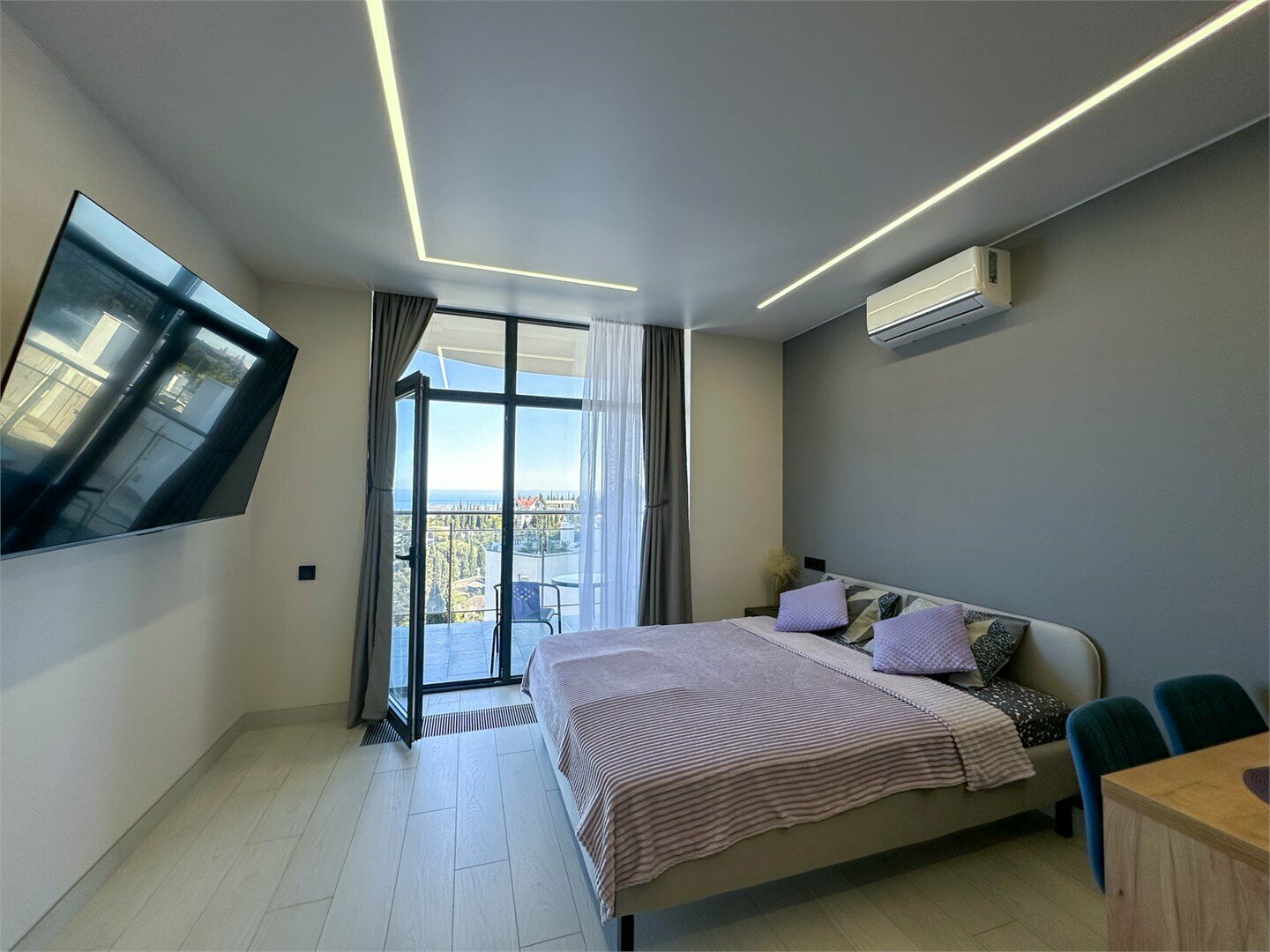 Дизайнерская студия LS-HI-TECH EMOTION светлые эмоции лета в Алуште - вид на море со 2 этажа