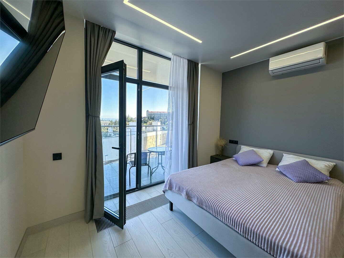 Дизайнерская студия LS-HI-TECH EMOTION светлые эмоции лета в Алуште - вид на море со 2 этажа