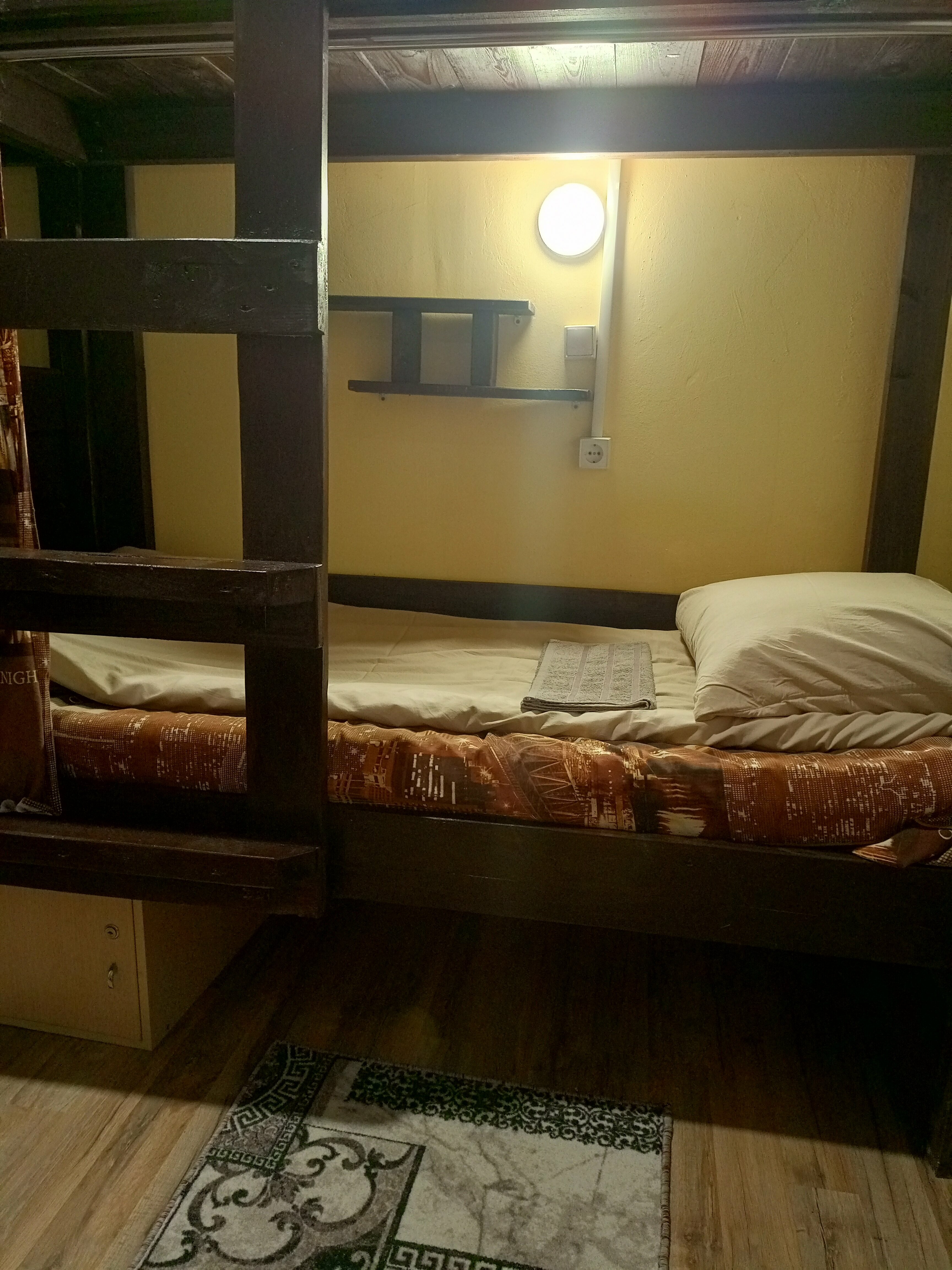 Четырехместный номер эконом-класса с общей ванной комнатой