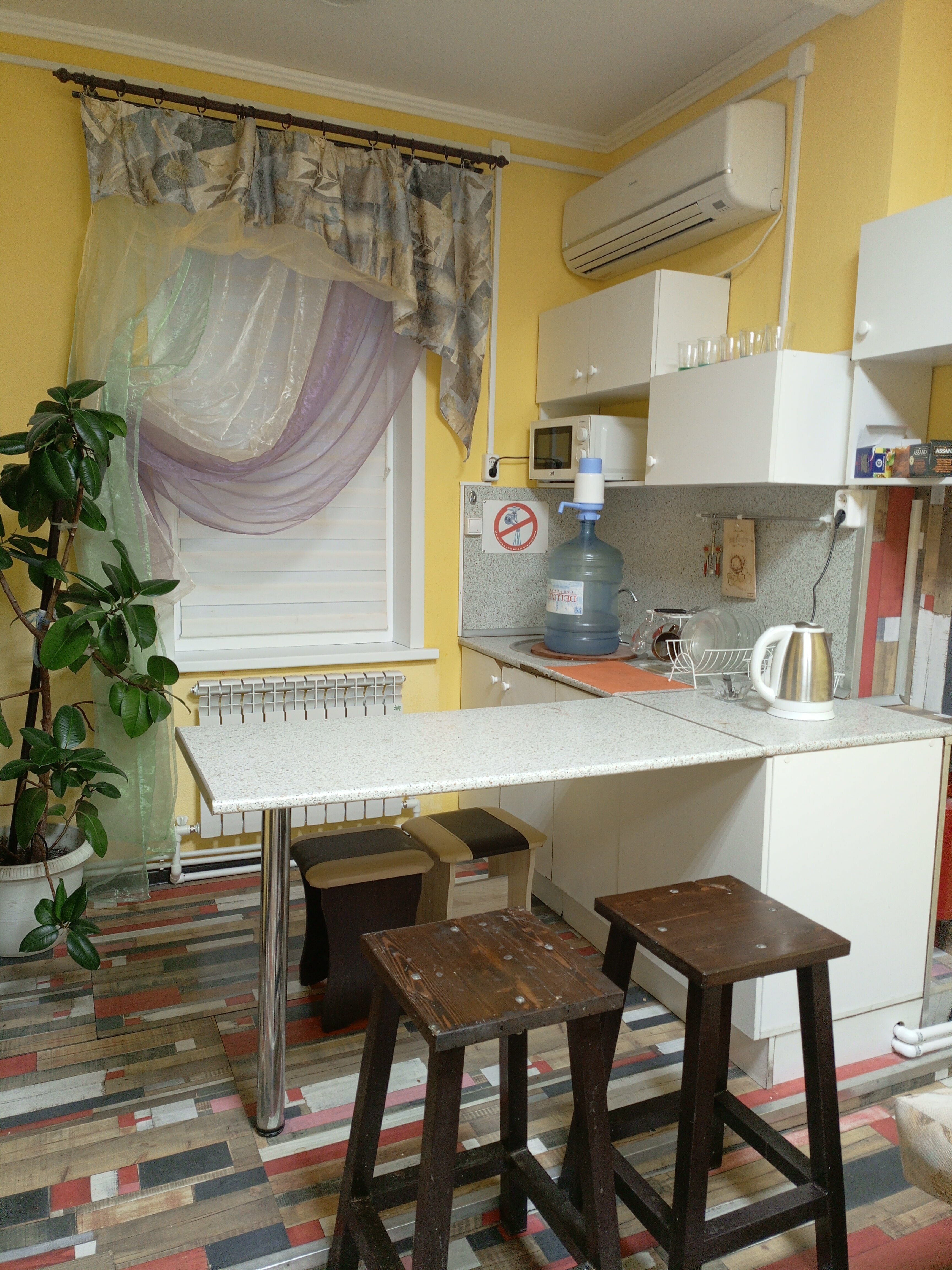 Четырехместный номер эконом-класса с общей ванной комнатой