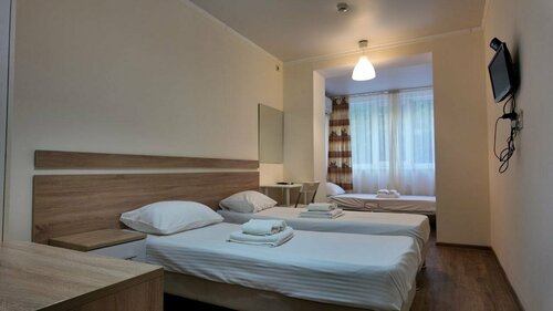 Трехместный номер с основными удобствами и общей ванной комнатой