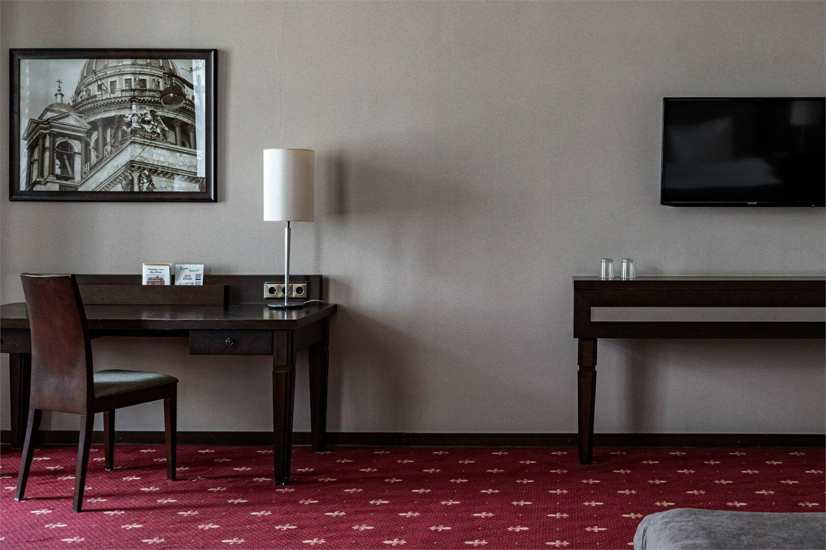 Номер Делюкс с одной большой кроватью и диван-кроватью