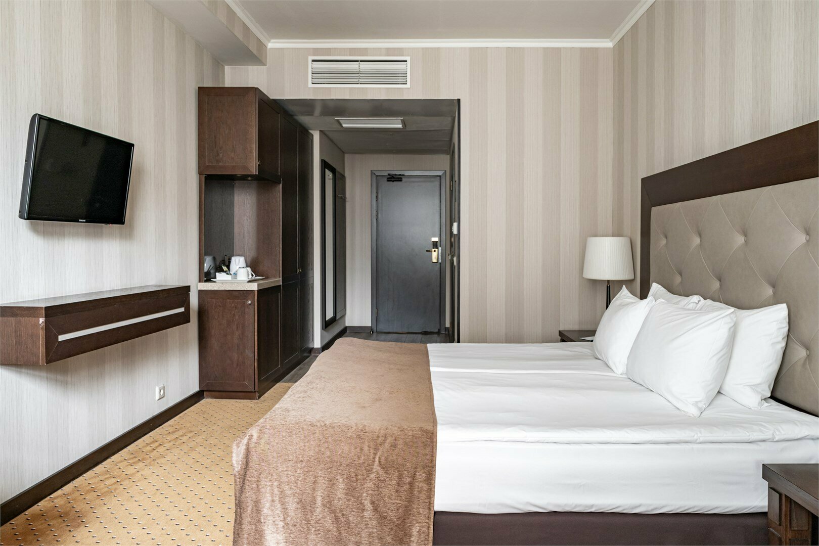 Улучшенный номер с одной большой или двумя раздельными кроватями