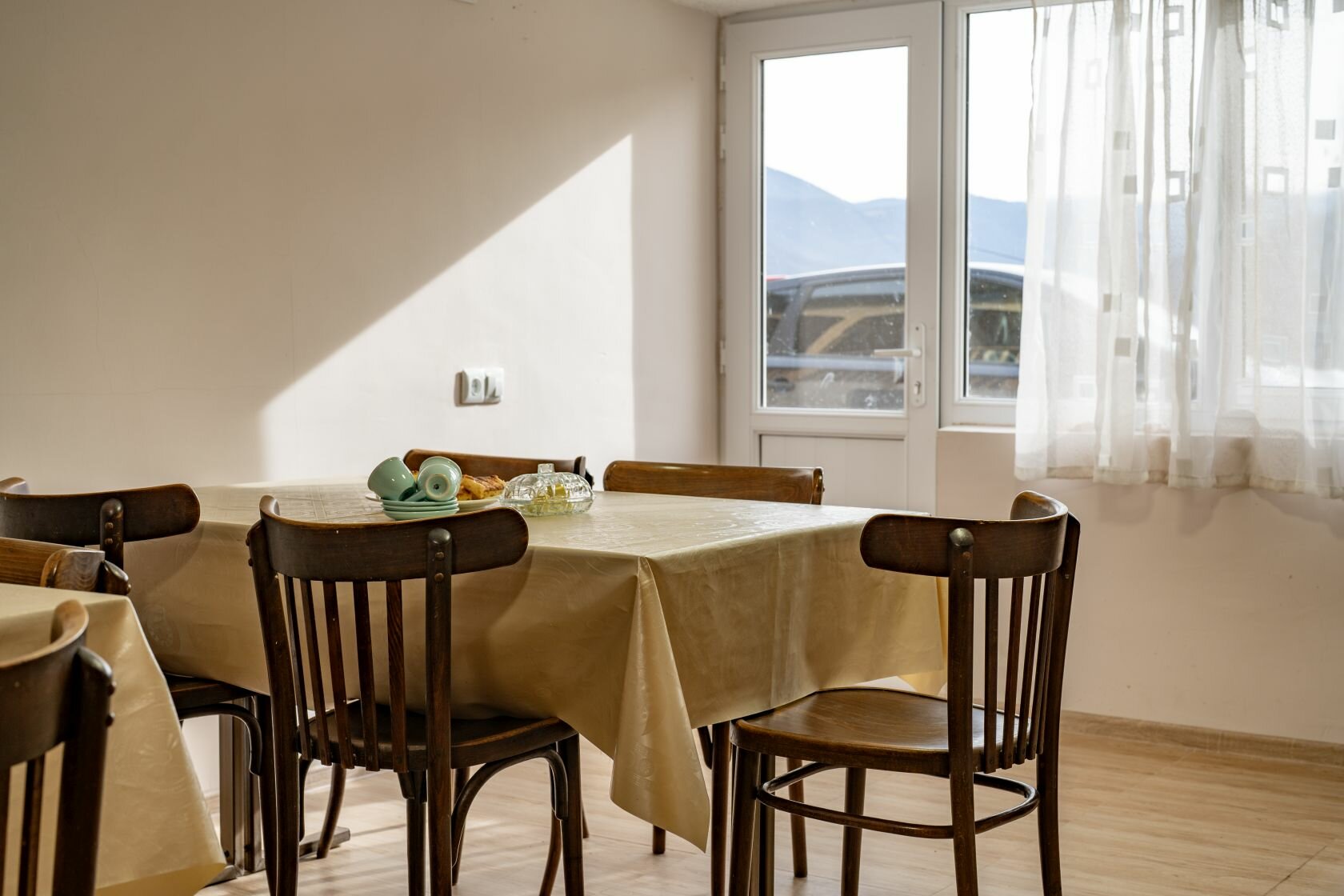 Койко-место в номере с видом на горы с четырьмя кроватями