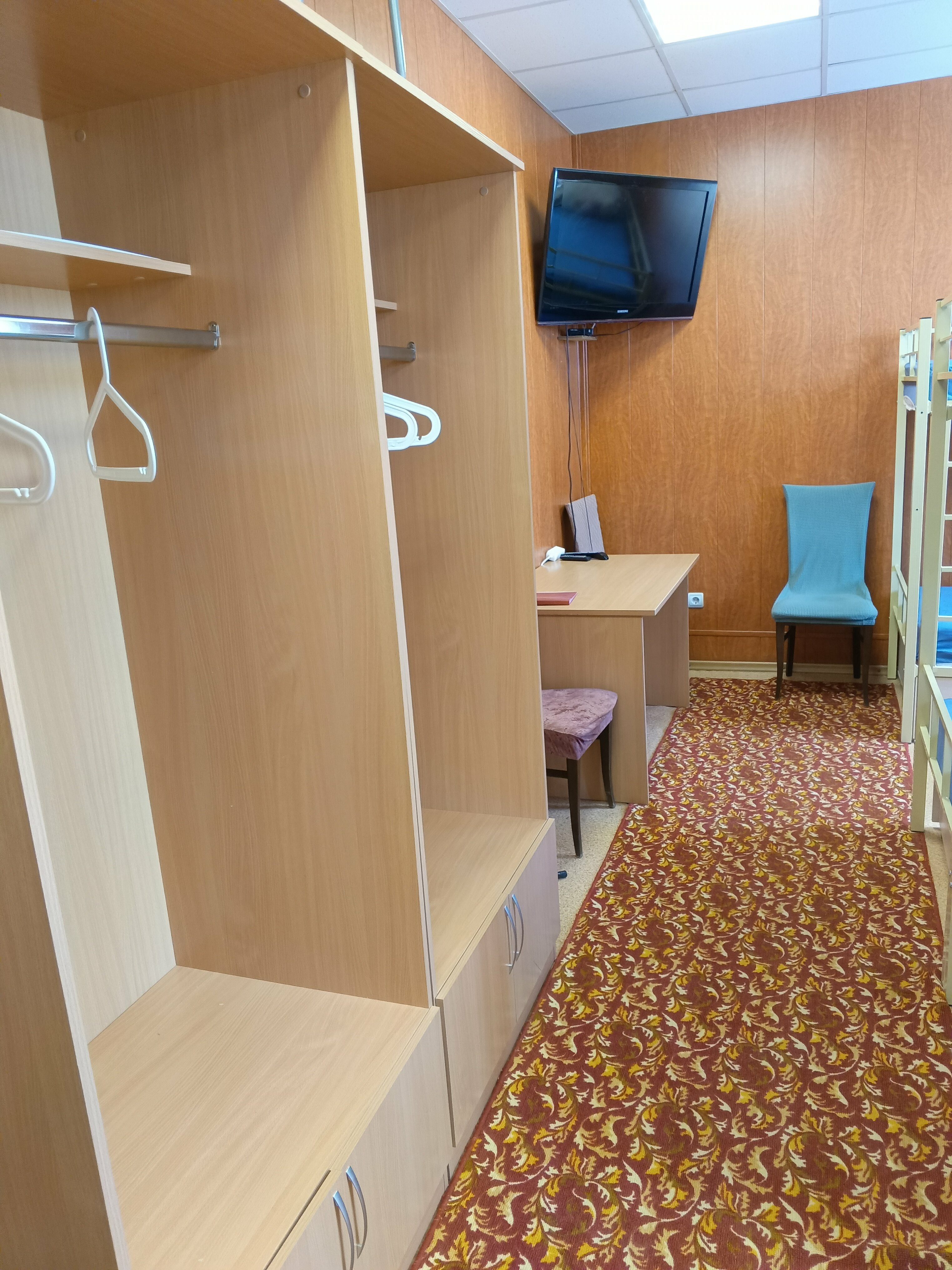 Кровать в общем 8-местном номере