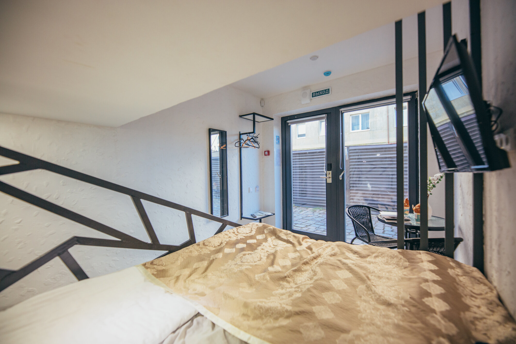 Мини-студия с отдельным выходом во двор