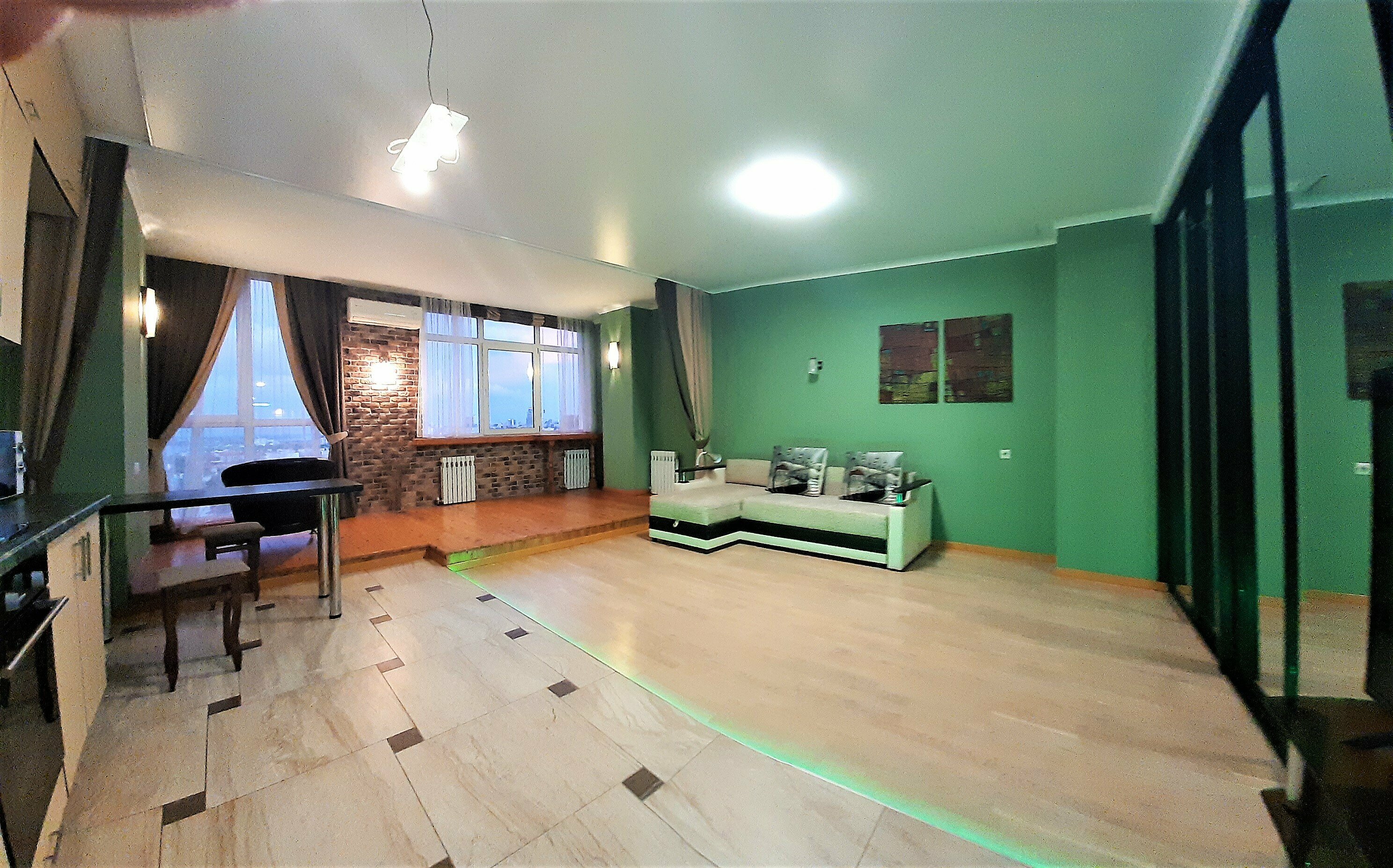 Студия с Двухспальным диваном и шикарным видом на водохранилище.