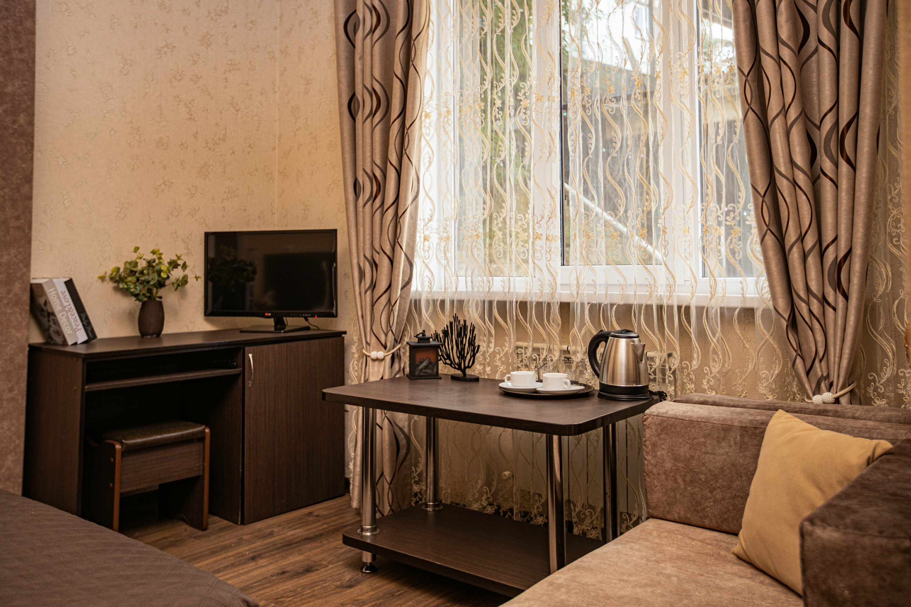 Комфорт трёхместный с двуспальной кроватью и доп.местом ( экскурсия в подарок)