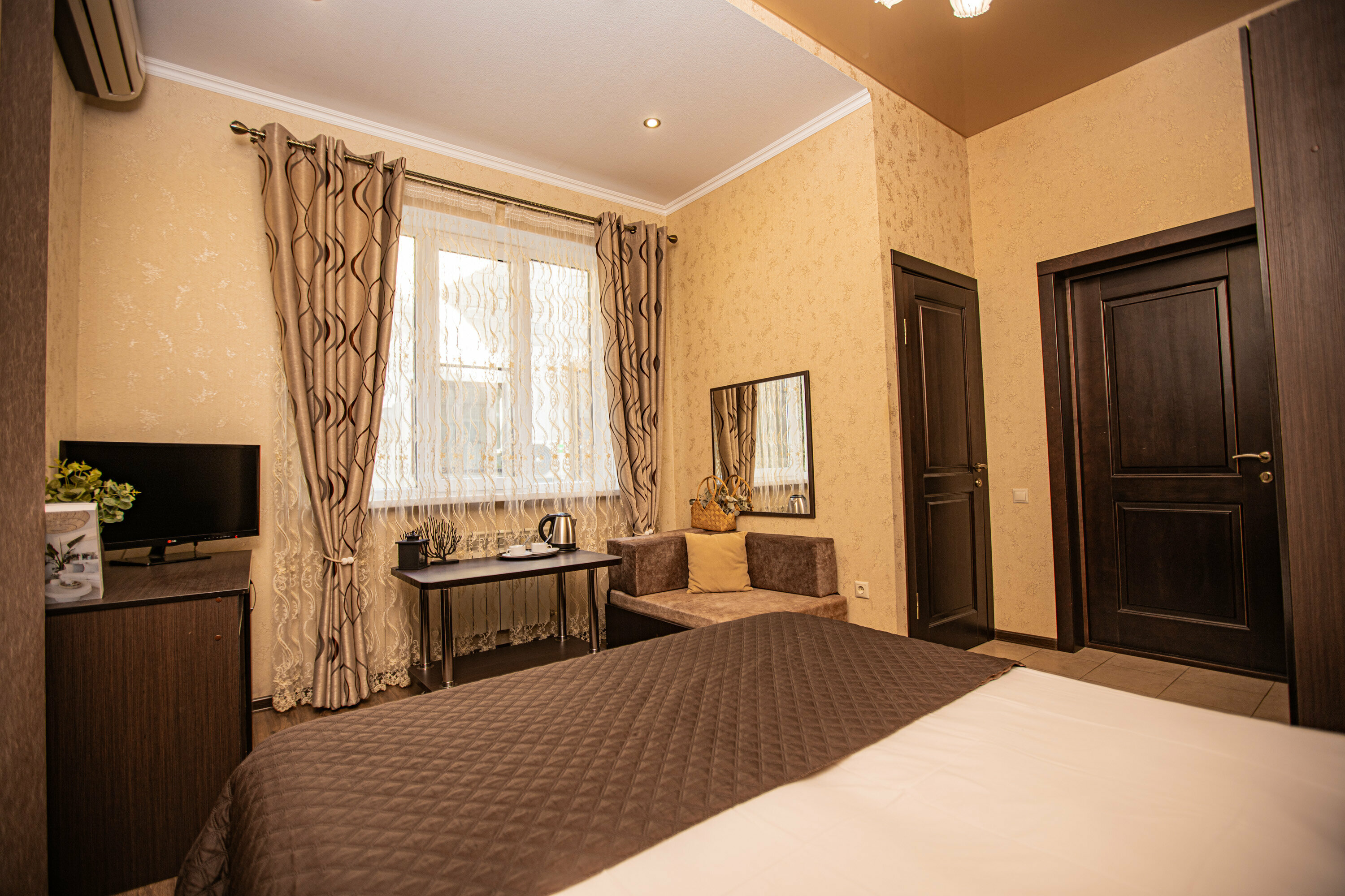 Комфорт трёхместный с двуспальной кроватью и доп.местом ( экскурсия в подарок)