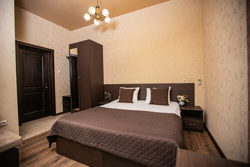 Комфорт трёхместный с двуспальной кроватью и софой в Золотая подкова