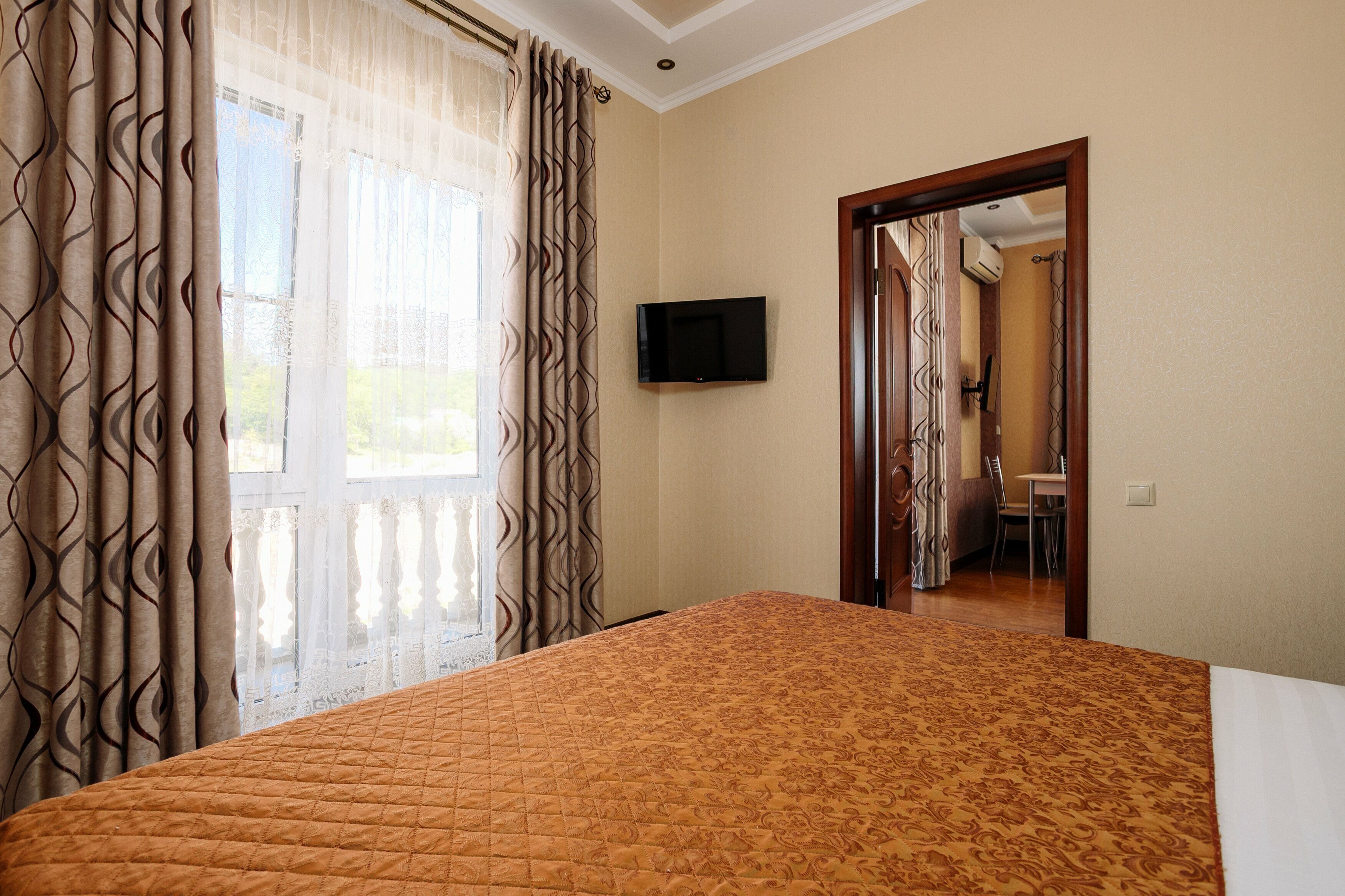 Апартаменты с отдельной спальней ,кухней ,балконом до 4 гостей( экскурсия в подарок)