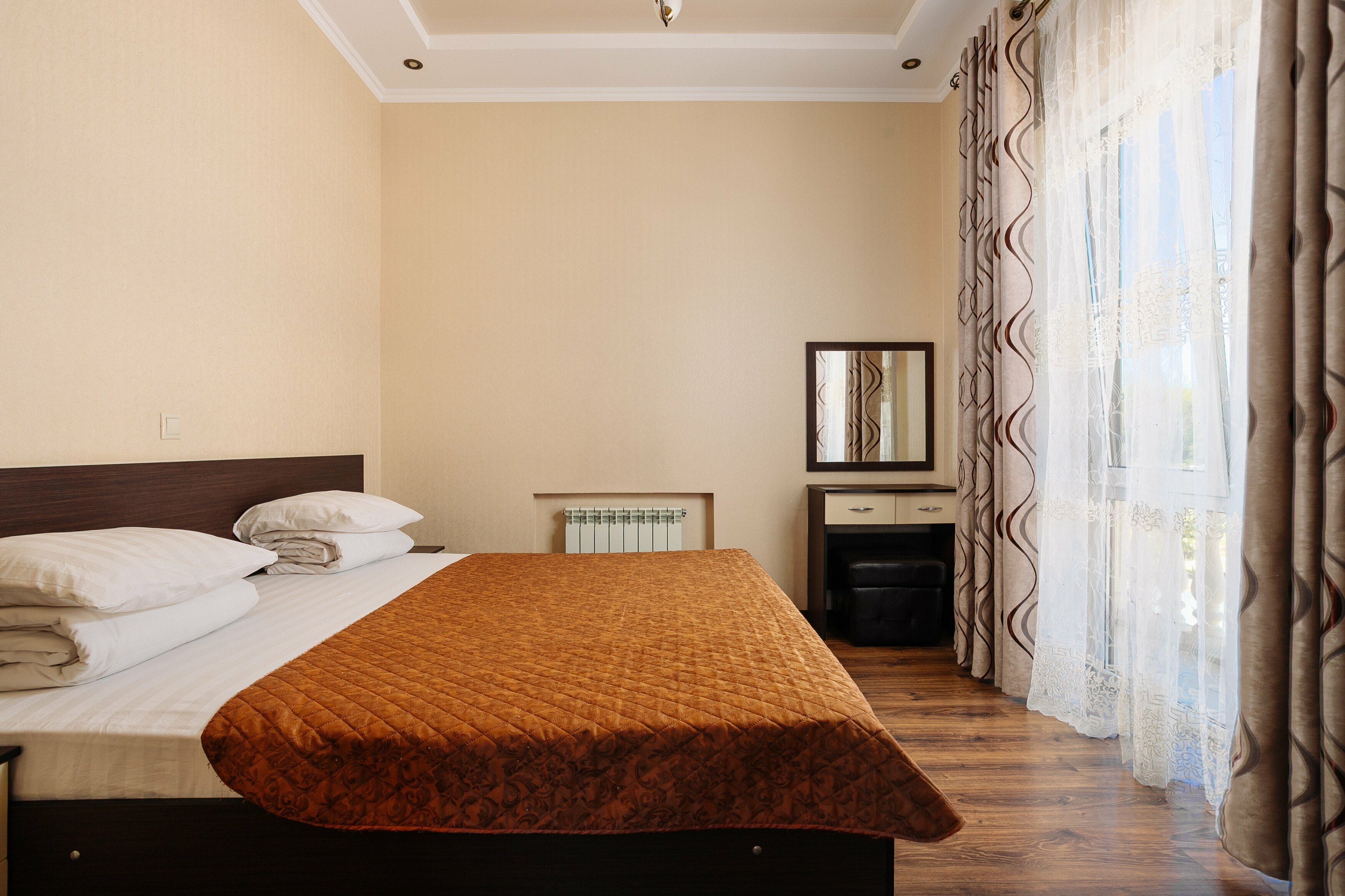 Апартаменты с отдельной спальней ,кухней ,балконом до 4 гостей( экскурсия в подарок)