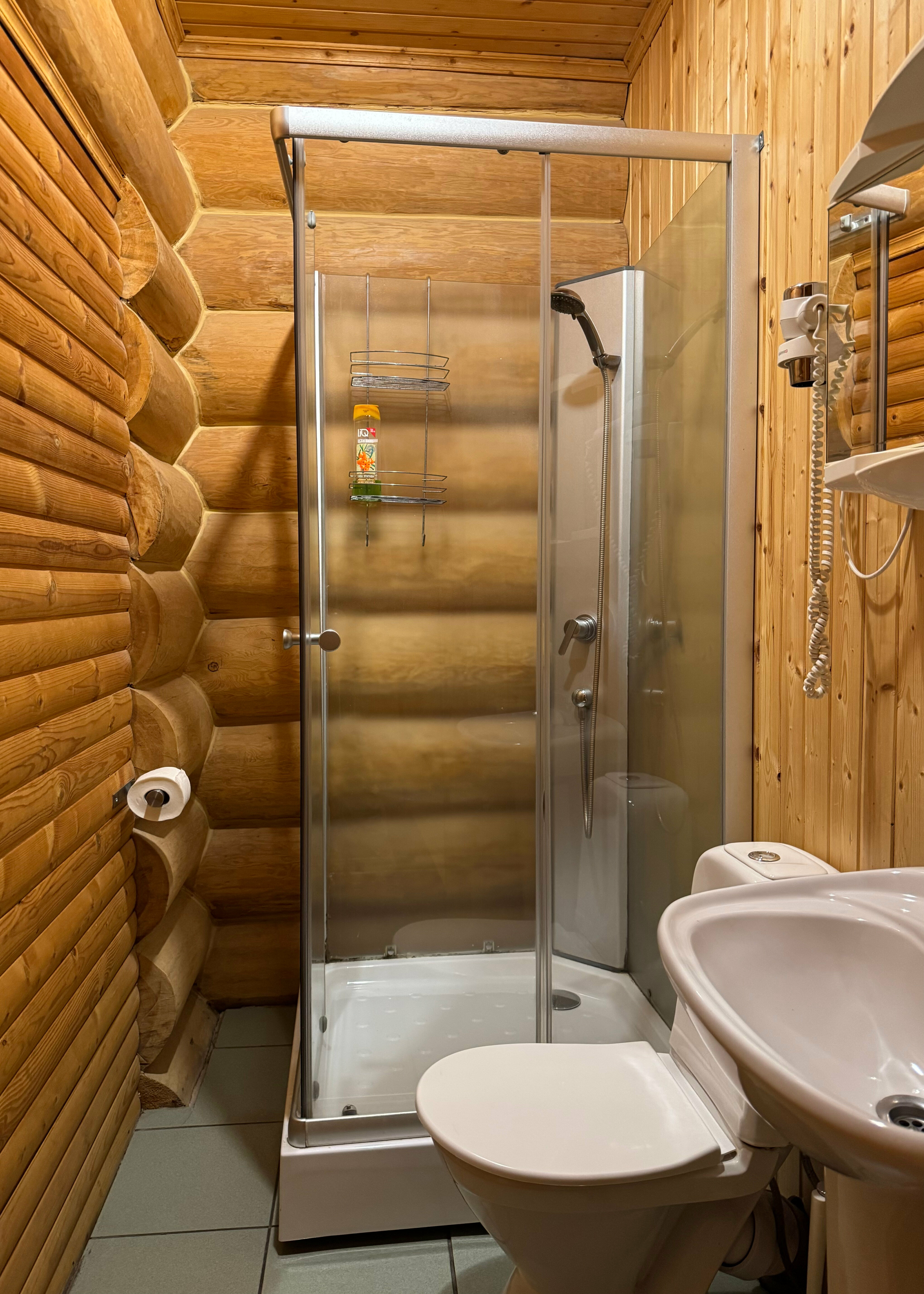 Двухместный номер с одной двуспальной кроватью, туалетом в комнате  и общим холом