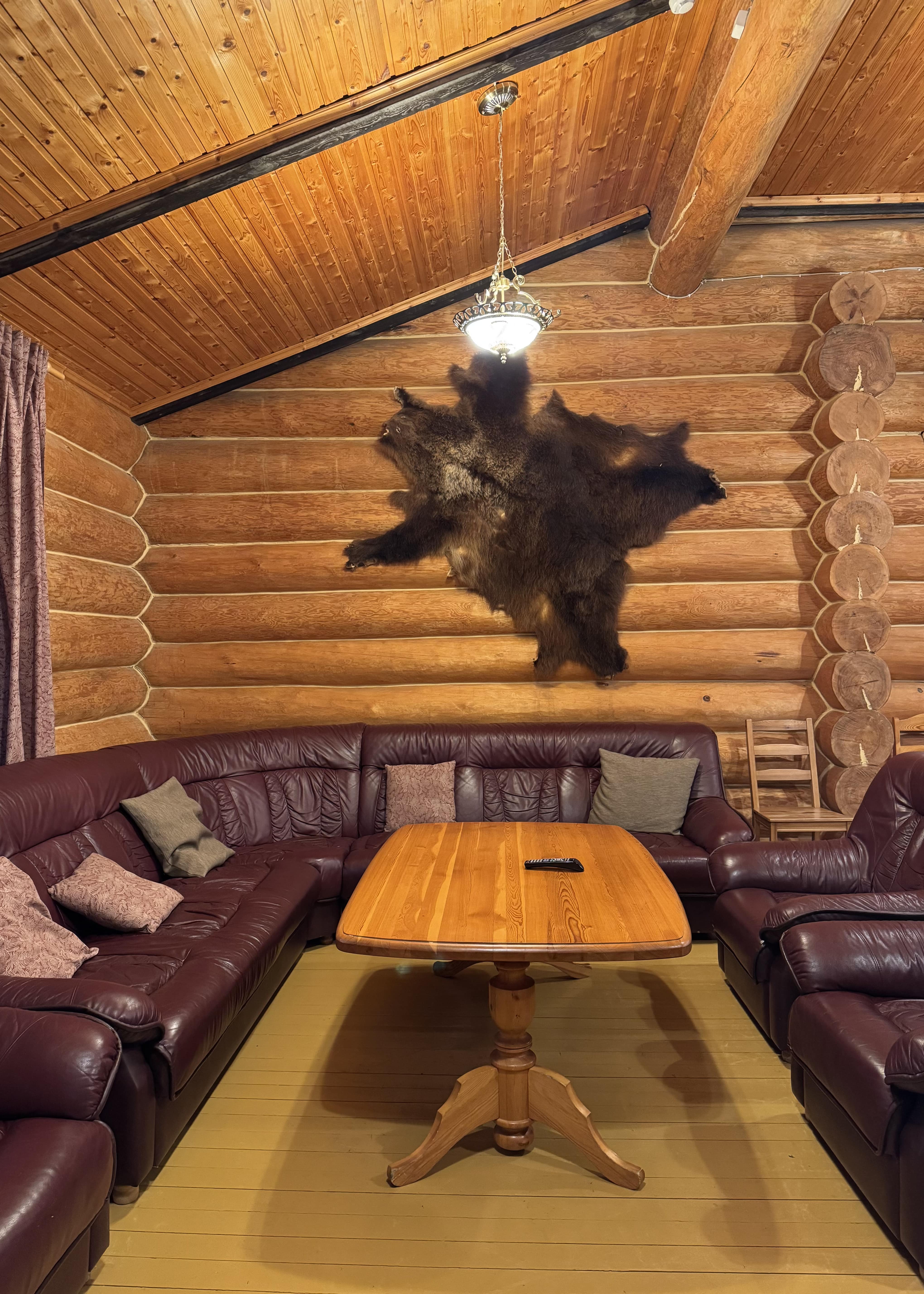 Двухместный номер с одной двуспальной кроватью, туалетом в комнате  и общим холом