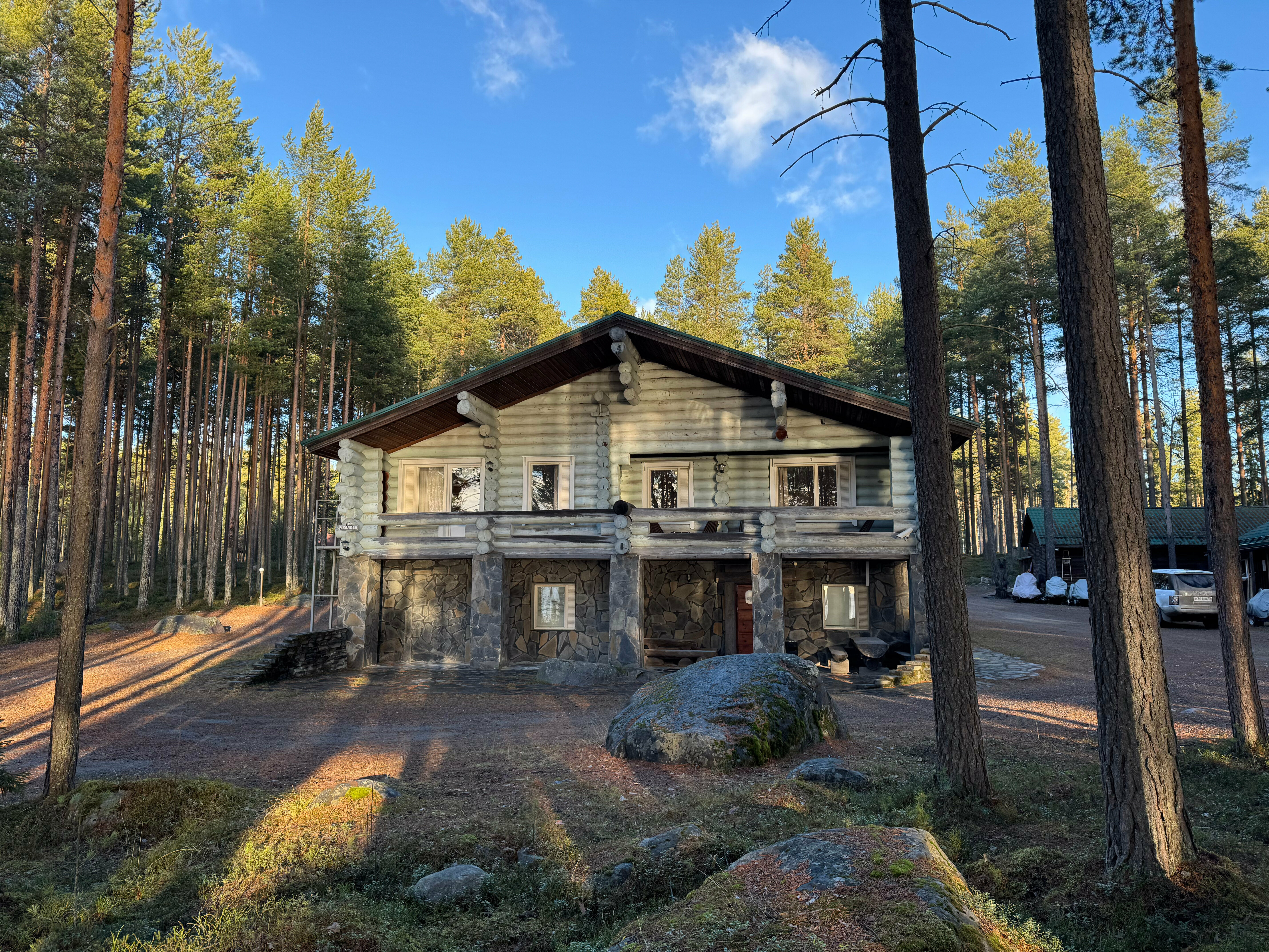 Двухместный номер с одной двуспальной кроватью, туалетом в комнате  и общим холом