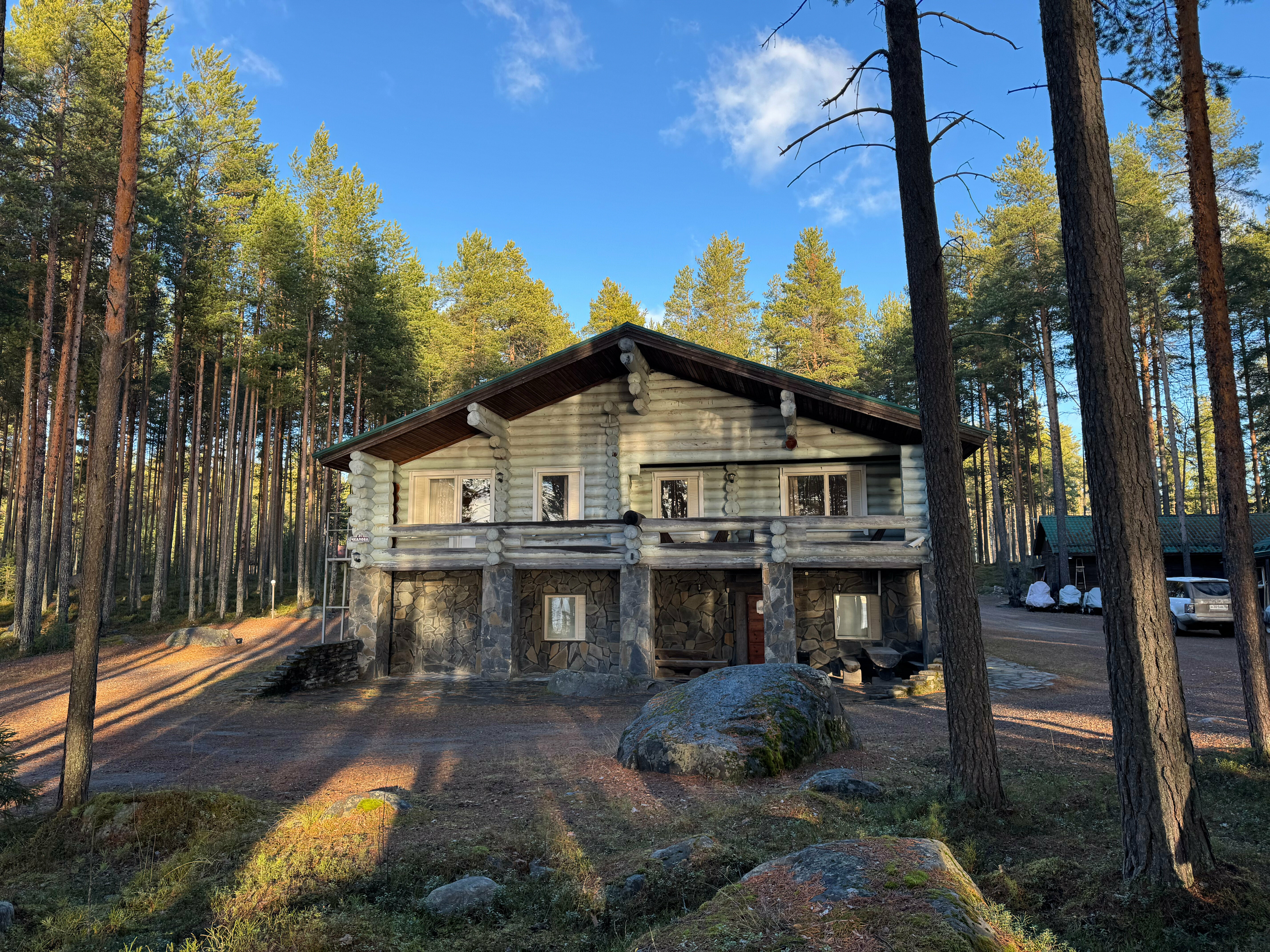 Двухместный номер с двумя односпальными кроватями туалетом в комнате  и общим холом