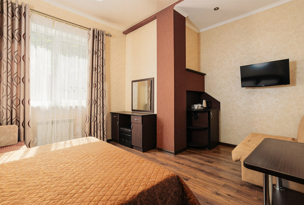 Пятиместный с одной двуспальной кроватью(подогреваемый бассейн включён)