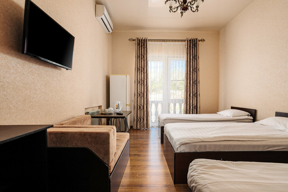 Семейный четырёхместный с тремя раздельными кроватями и балконом