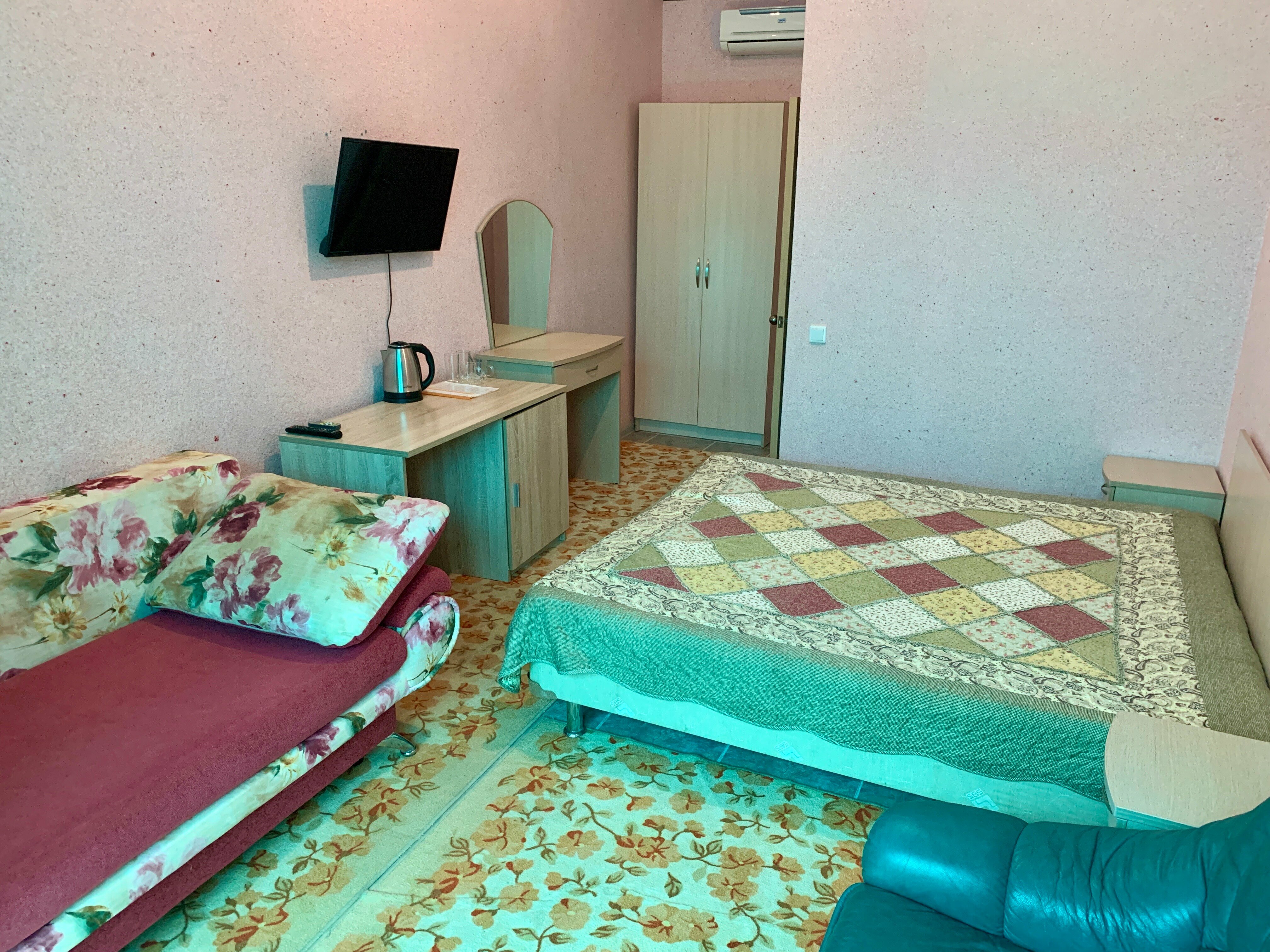 Двухместный номер с двуспальной кроватью и дополнительной кроватью