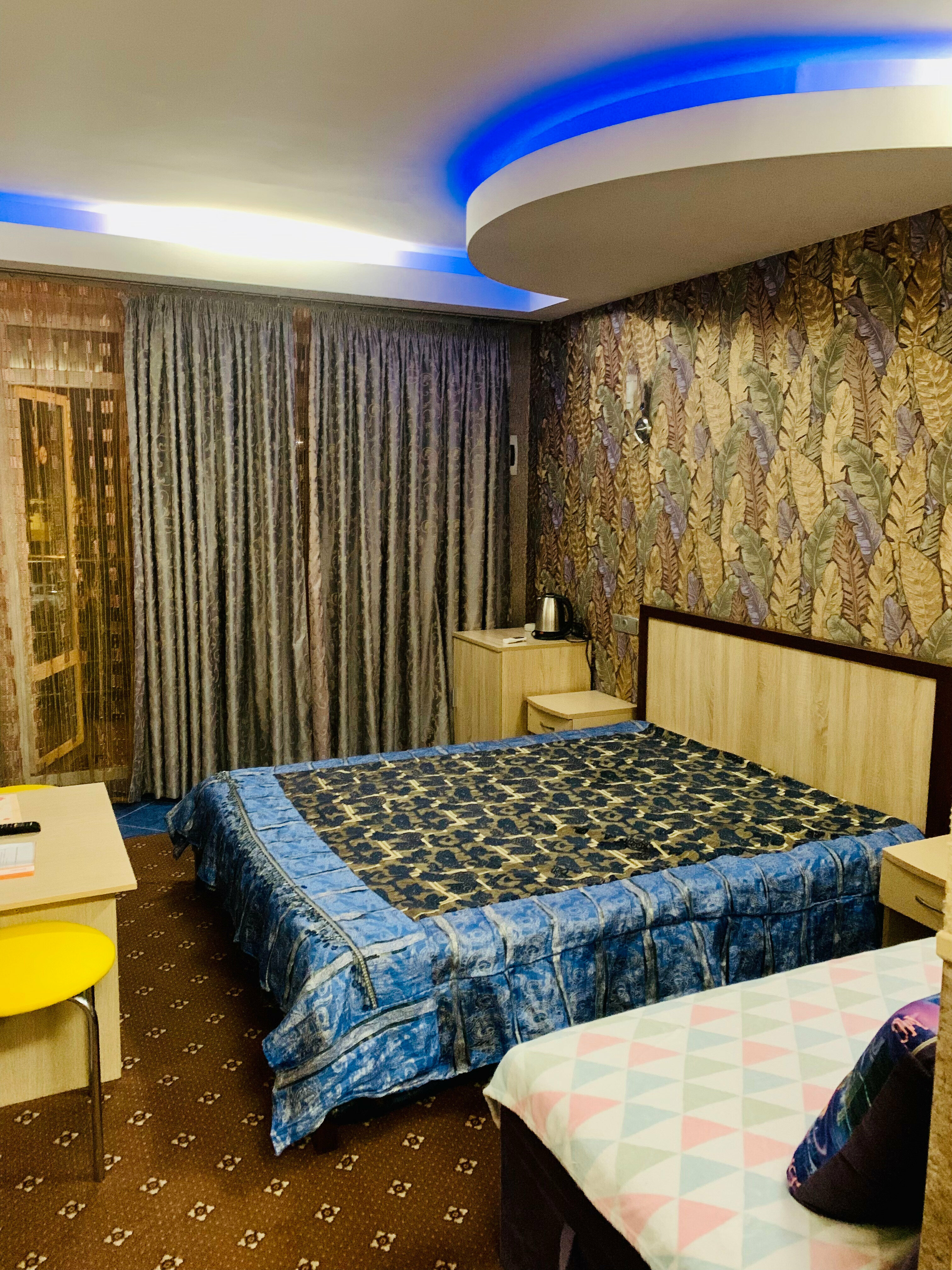 Двухместный номер с двуспальной кроватью и дополнительной кроватью