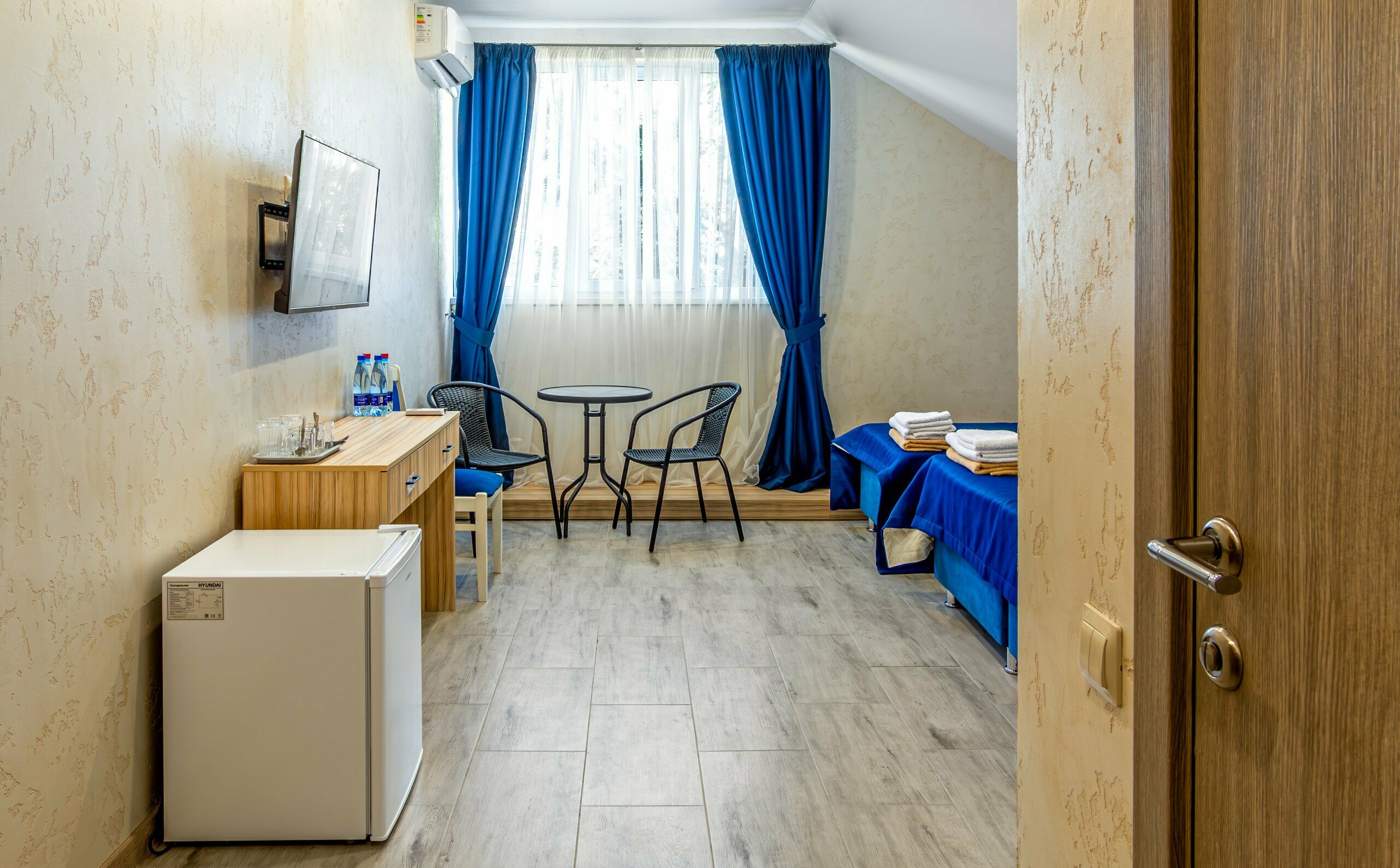 Трехместный номер Deluxe c кроватью размера "King Size" и видом на море