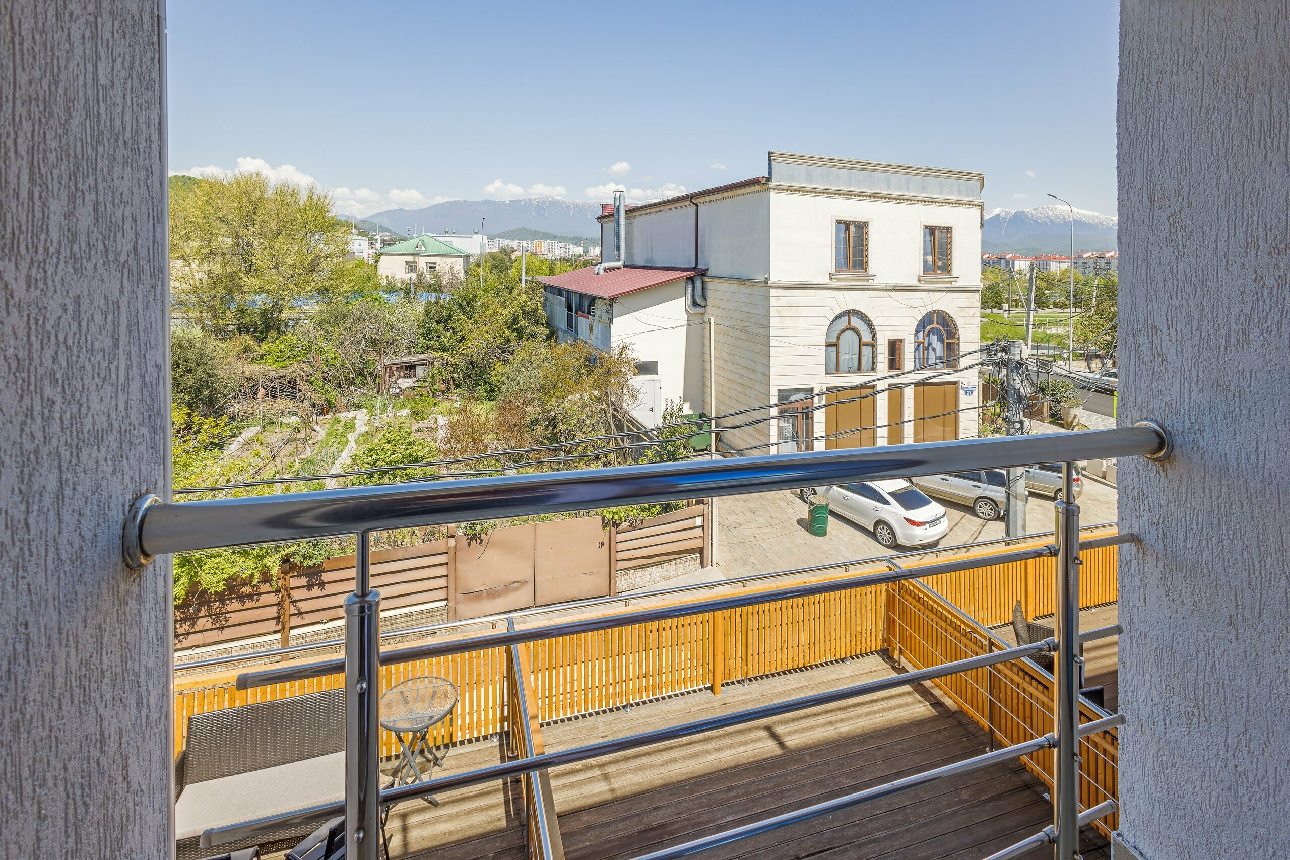 Трехместный полулюкс с балконом с видом на горы