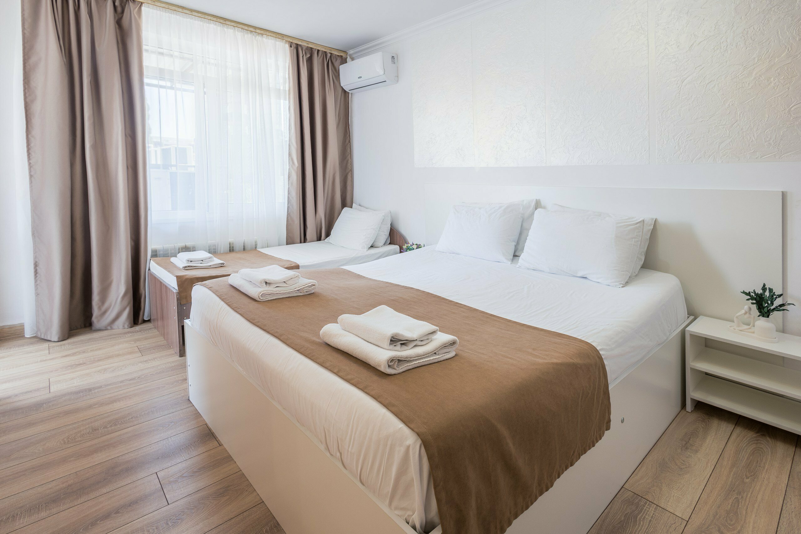 Трехместный номер с видом на горы