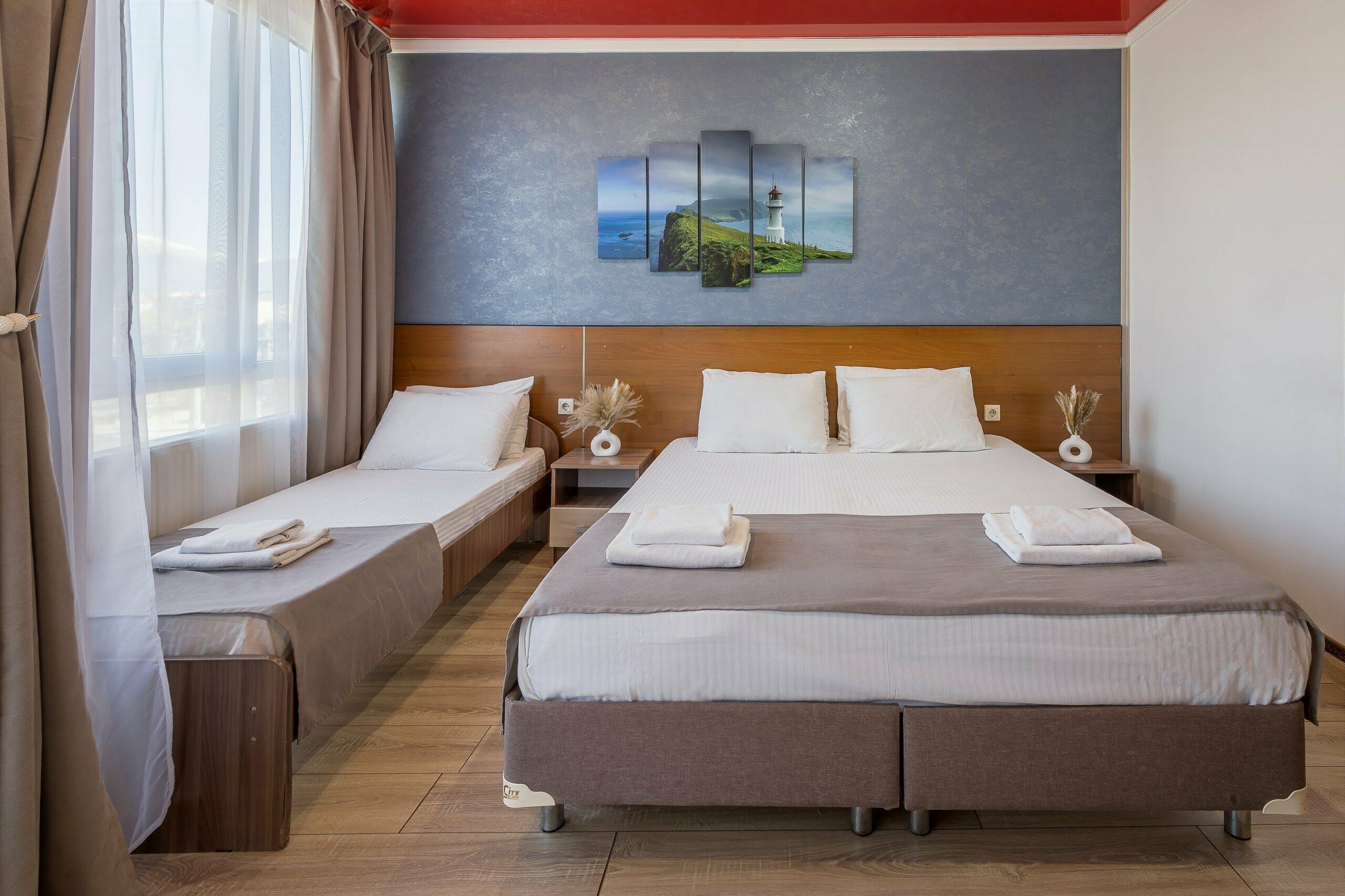 Трехместный полулюкс с балконом с видом на горы