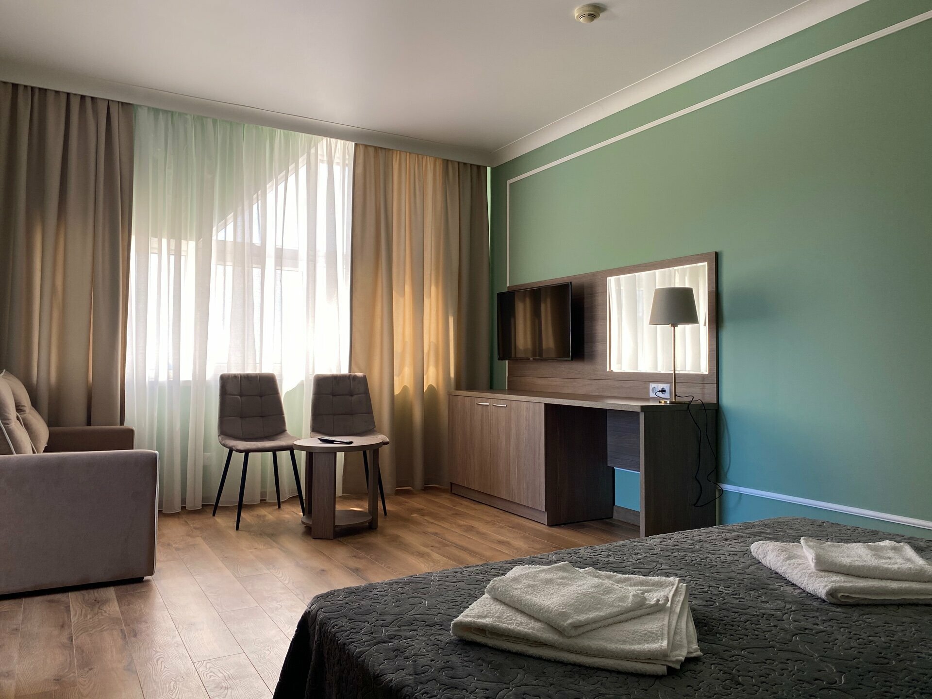 Двухместный номер Делюкс с 1 кроватью и боковым видом на море