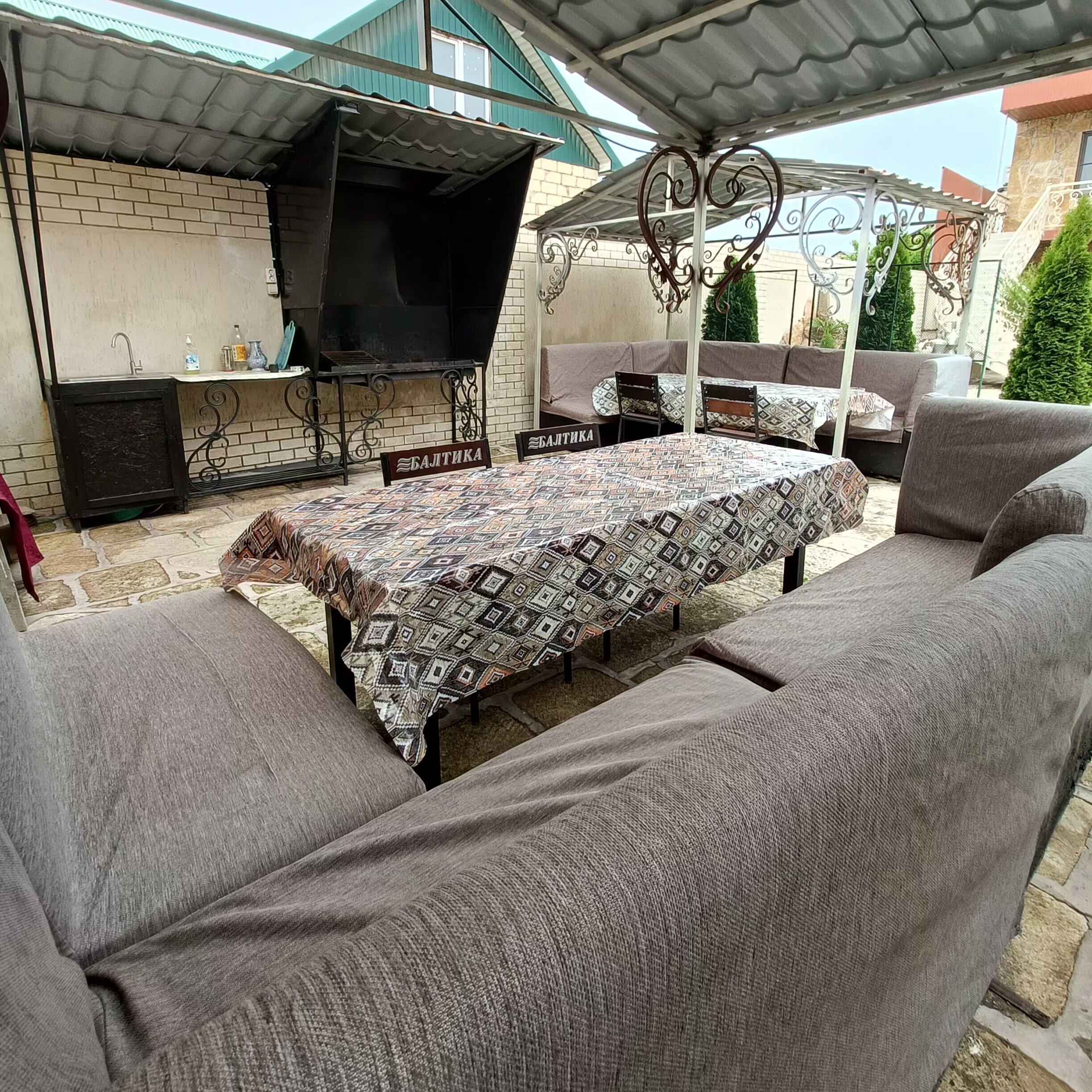 Комната в двухкомнатном номере с двуспальной кроватью и общим санузлом